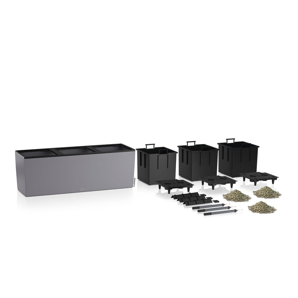 Disposizione di fioriere modulari grigie, nere e accessori su sfondo bianco.