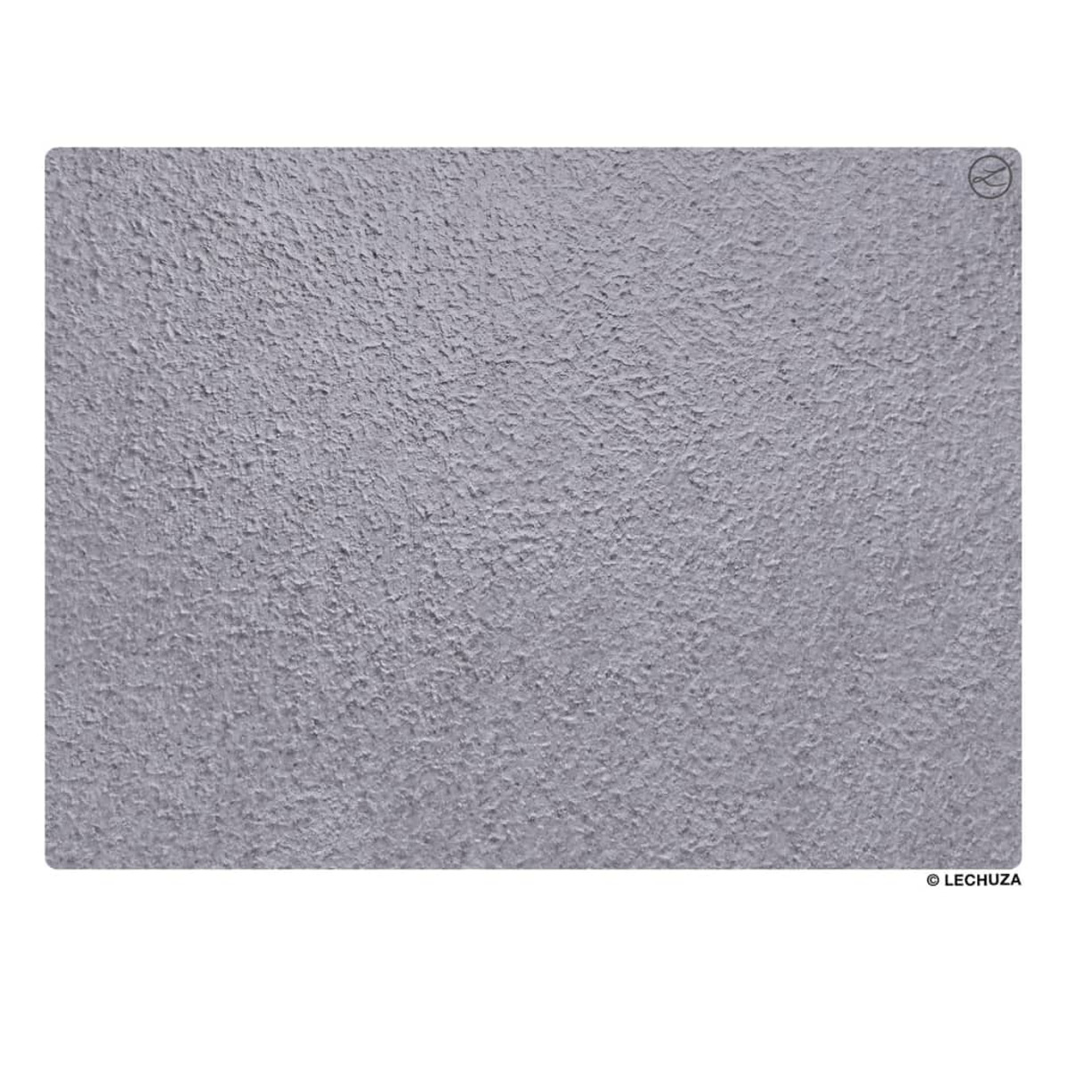 Surface grise texturée. Petit logo en haut à droite. Fond blanc.