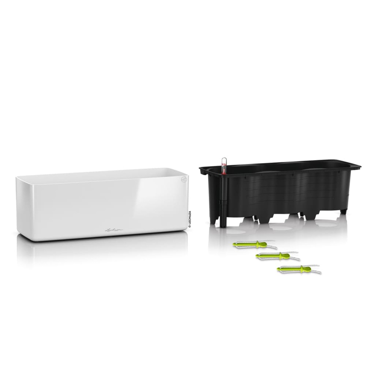 Jardinière rectangulaire blanche et son pot intérieur noir. De plus, il y a des outils de plantation verts.