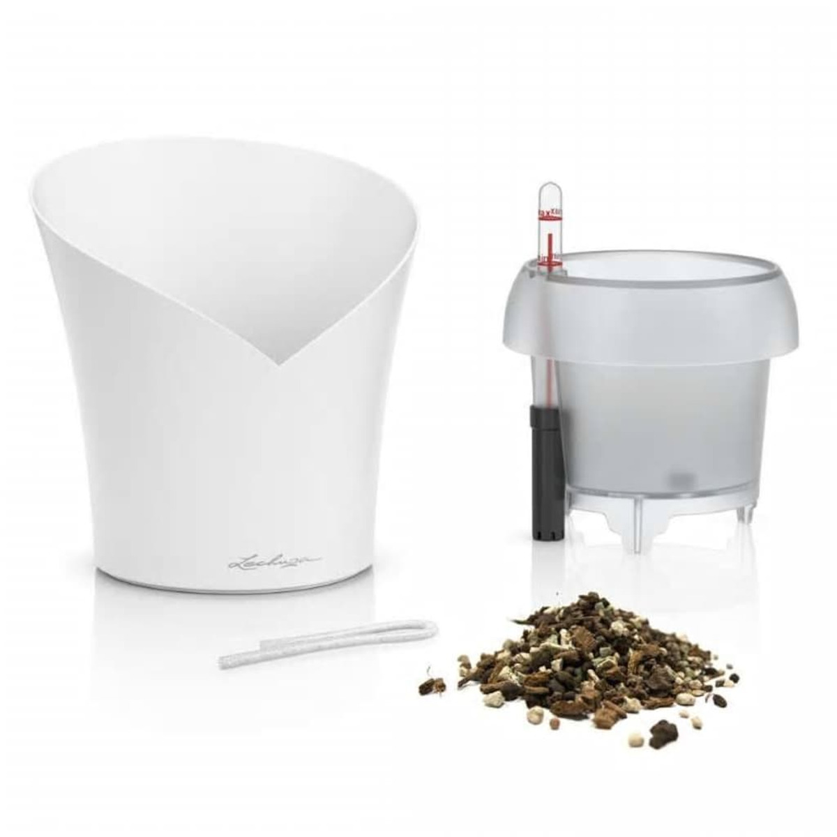 Vaso bianco con indicatore del livello dell'acqua e un mucchio di componenti del terreno.