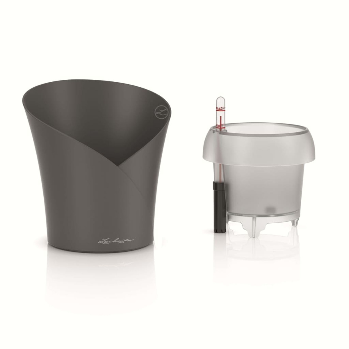Un vaso grigio scuro e un vaso trasparente con un indicatore del livello dell'acqua. Entrambi sono fioriere su sfondo bianco.