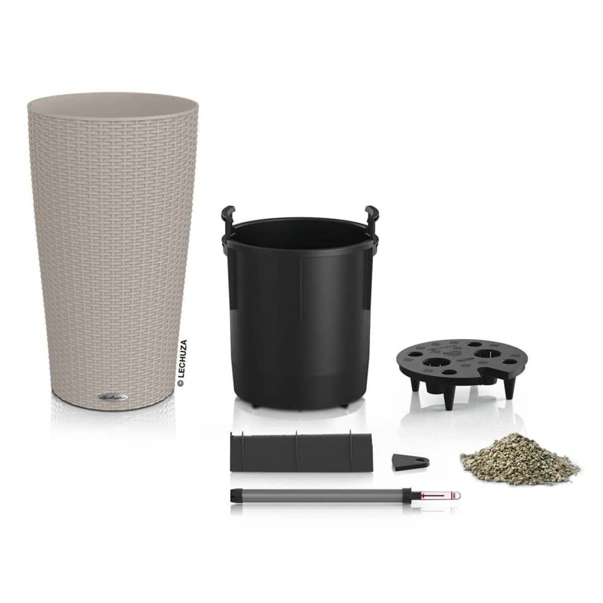Une jardinière beige haute, un pot intérieur noir et des composants sur une surface blanche.