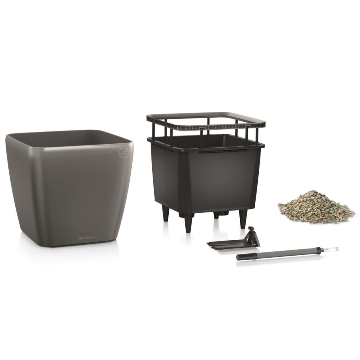 Parti di fioriera quadrata grigia: vaso, contenitore interno, base e accessori su sfondo bianco.