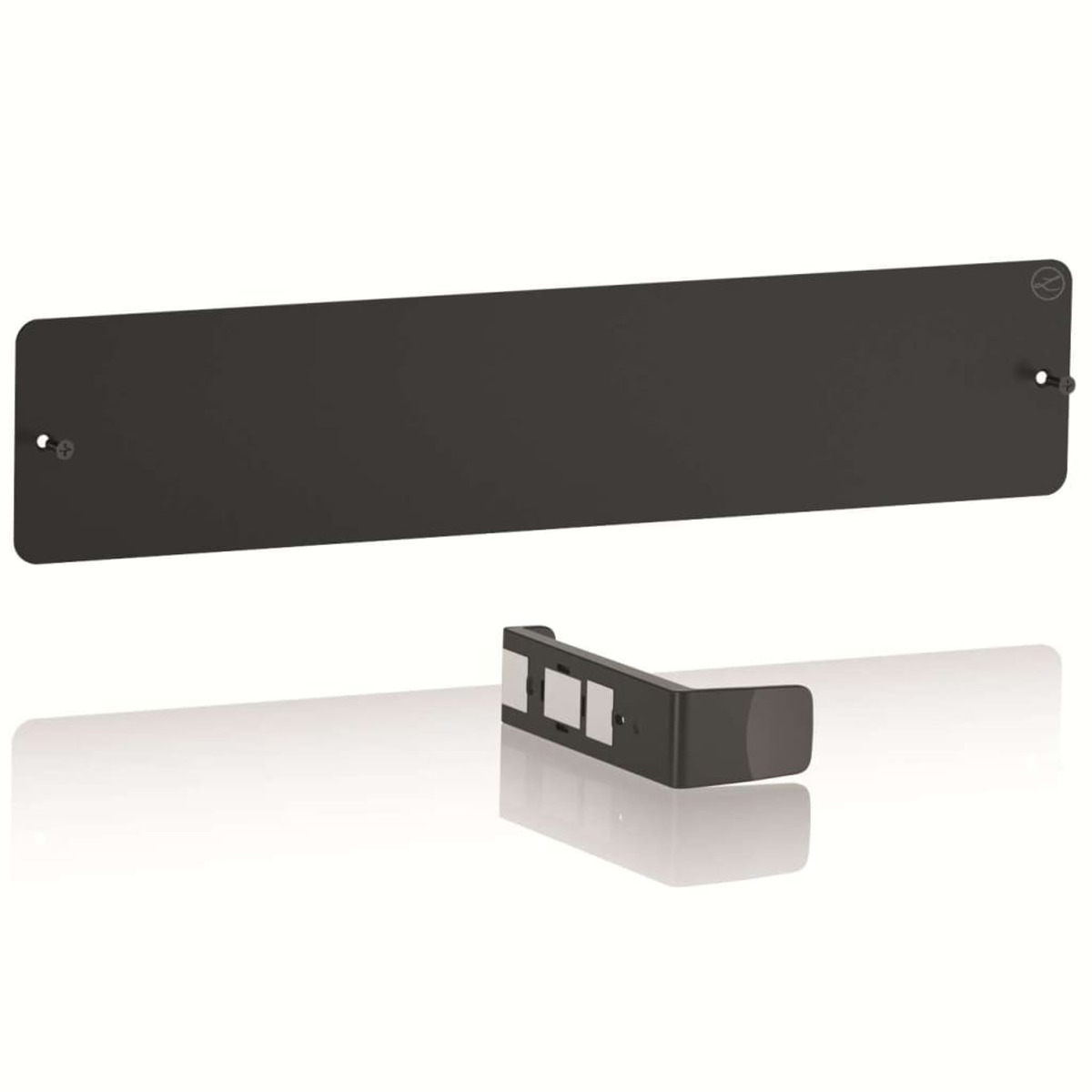Schwarze rechteckige Platte und Halterung. Die Platte hat zwei Löcher. Reflektierende Oberfläche.