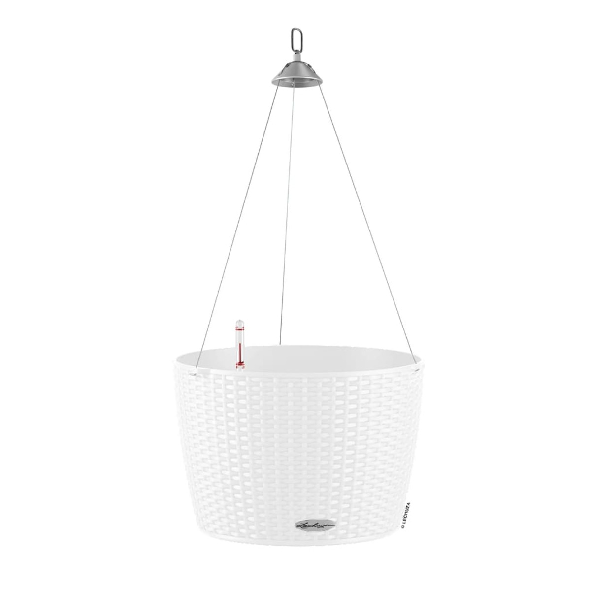 Un pot suspendu blanc avec motif tissé, suspendu par des fils sur fond blanc.