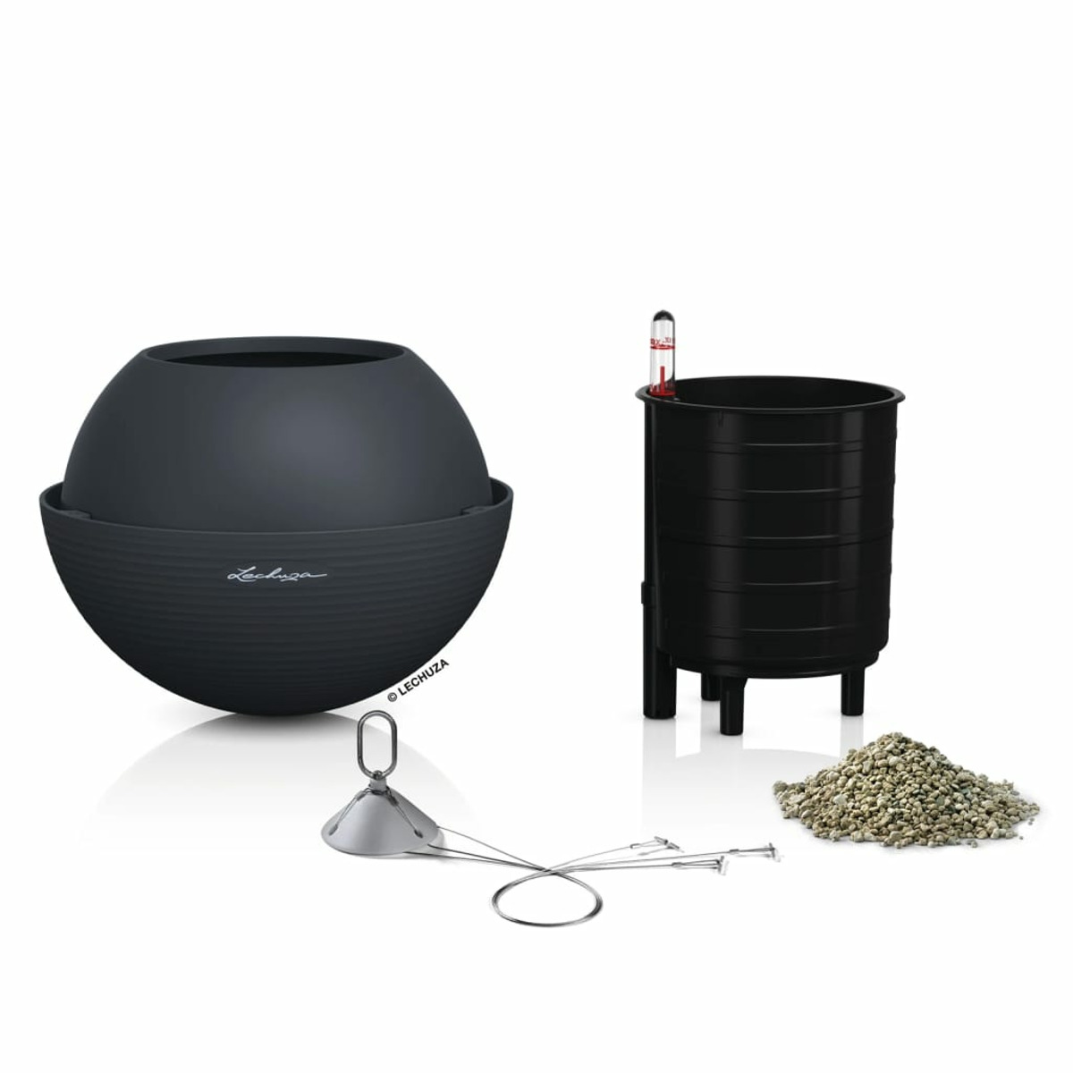 Ensemble de jardinières avec pot noir, indicateur de niveau d'eau et terre. Fond blanc.