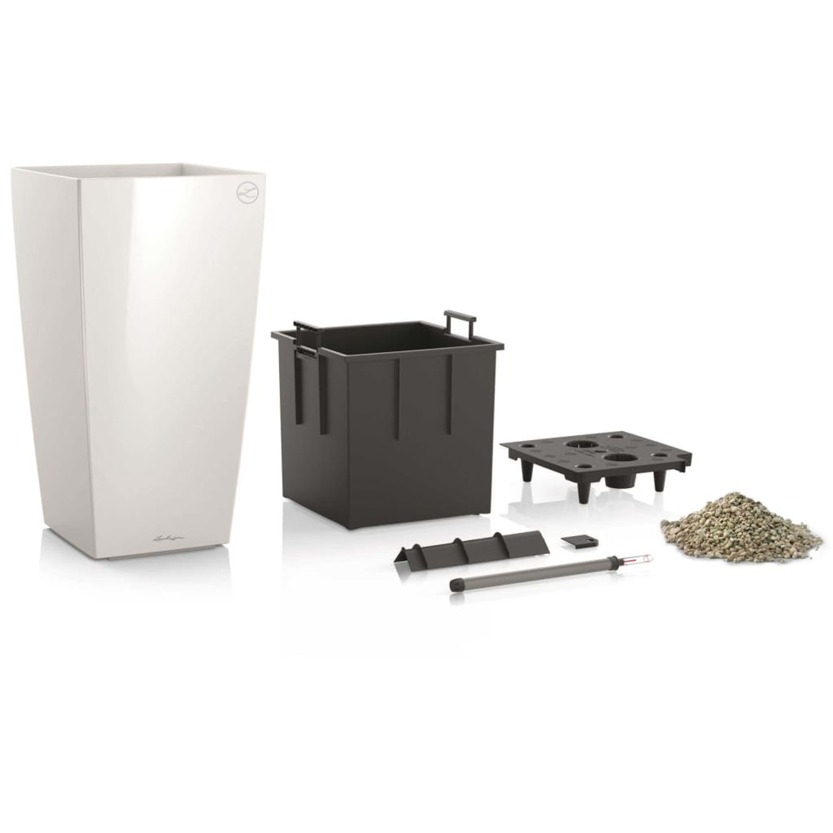 Jardinière blanche avec des composants, dont un pot intérieur noir et des galets.