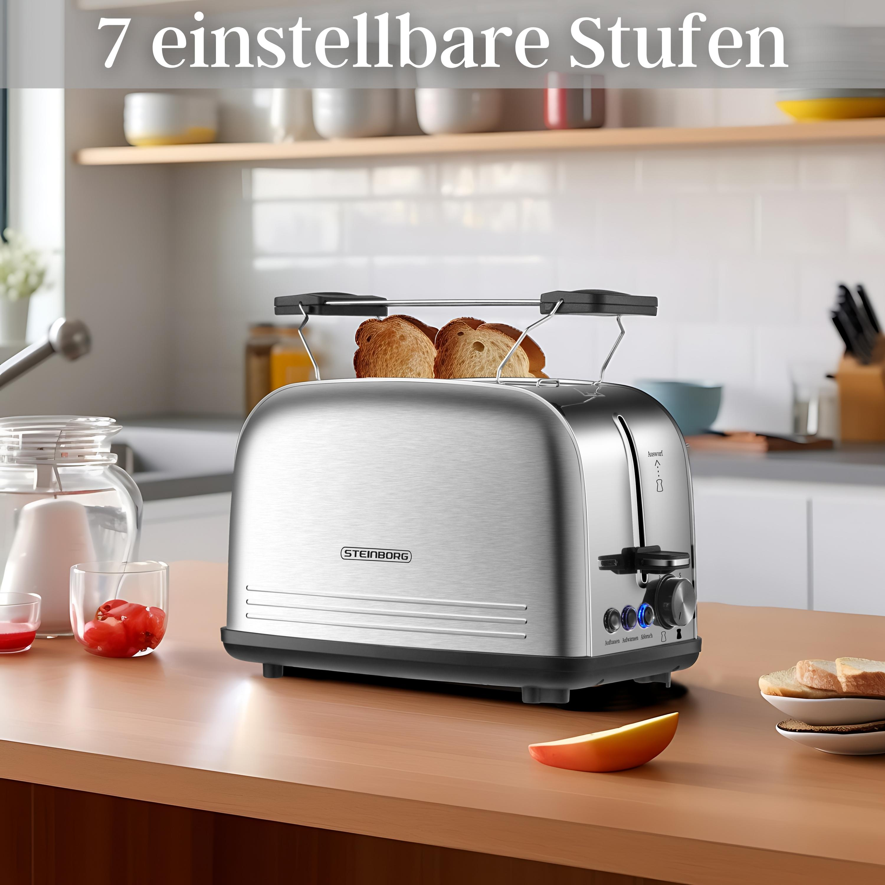 Silberner Toaster mit zwei Toastscheiben auf einem Holztisch, mit Obst und Zutaten.