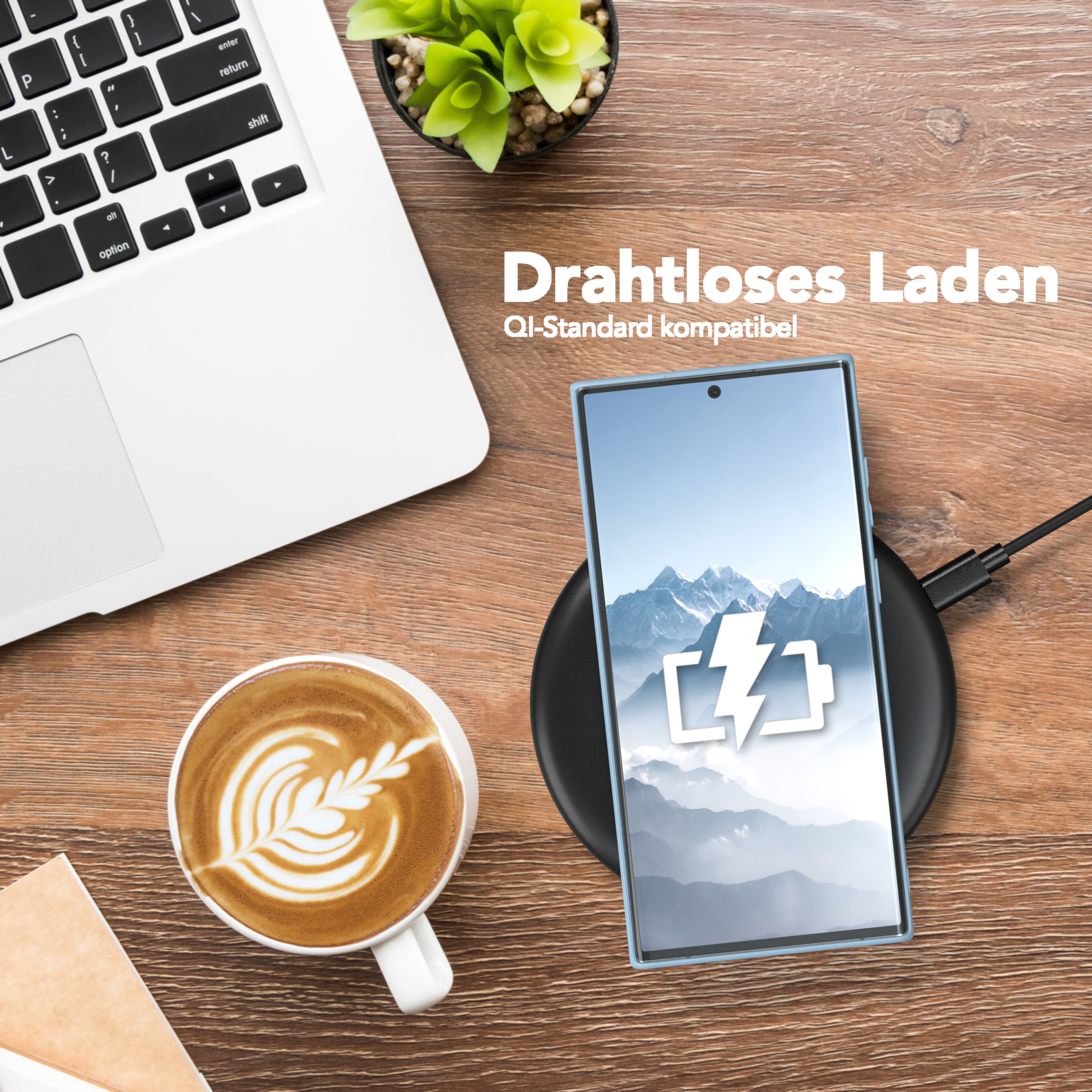 Smartphone auf kabellosem Ladegerät, Laptop und Kaffee mit Kunst auf einem Holztisch.