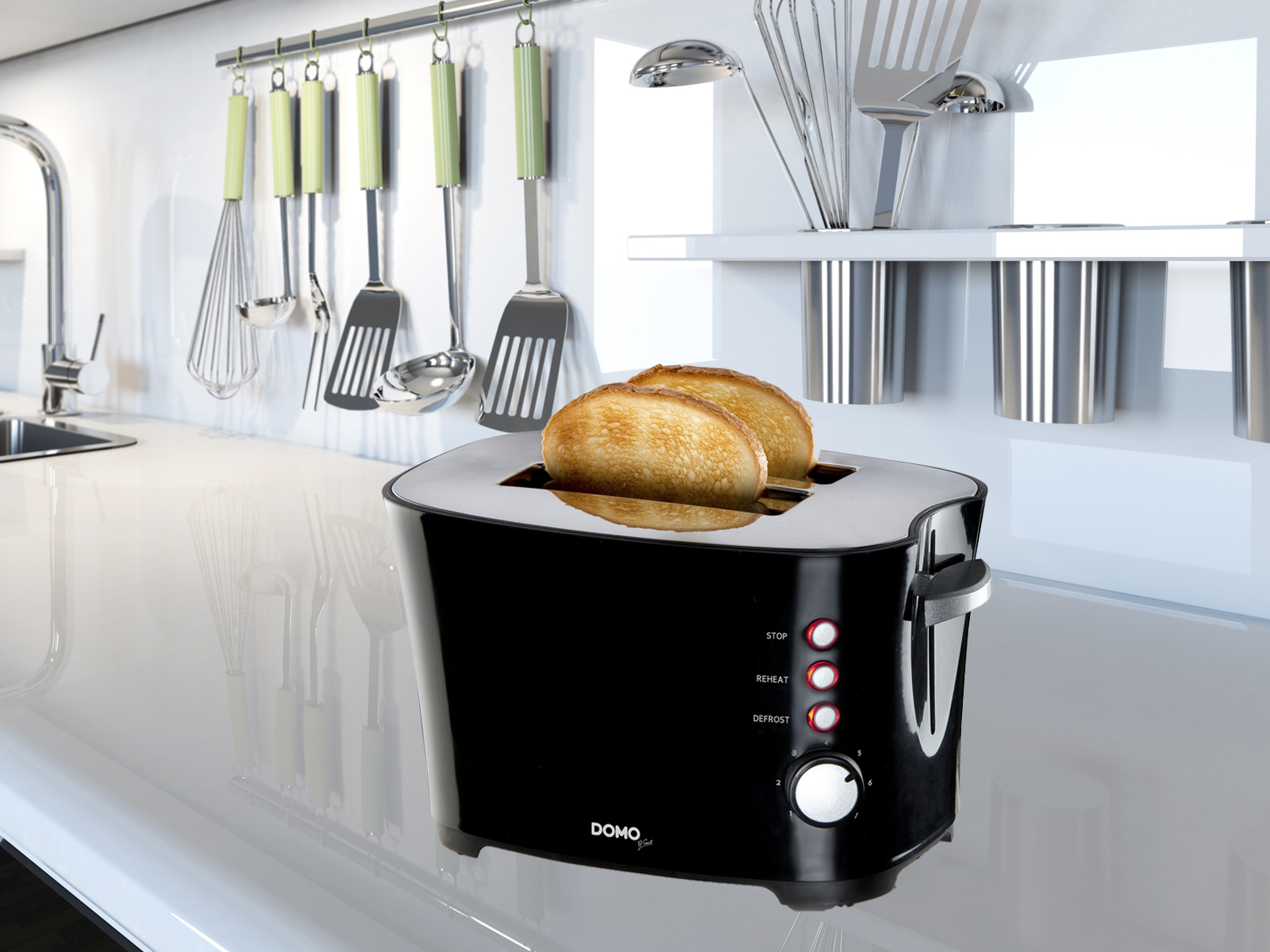 Tostapane nero con due fette di pane tostato su un piano di lavoro bianco.