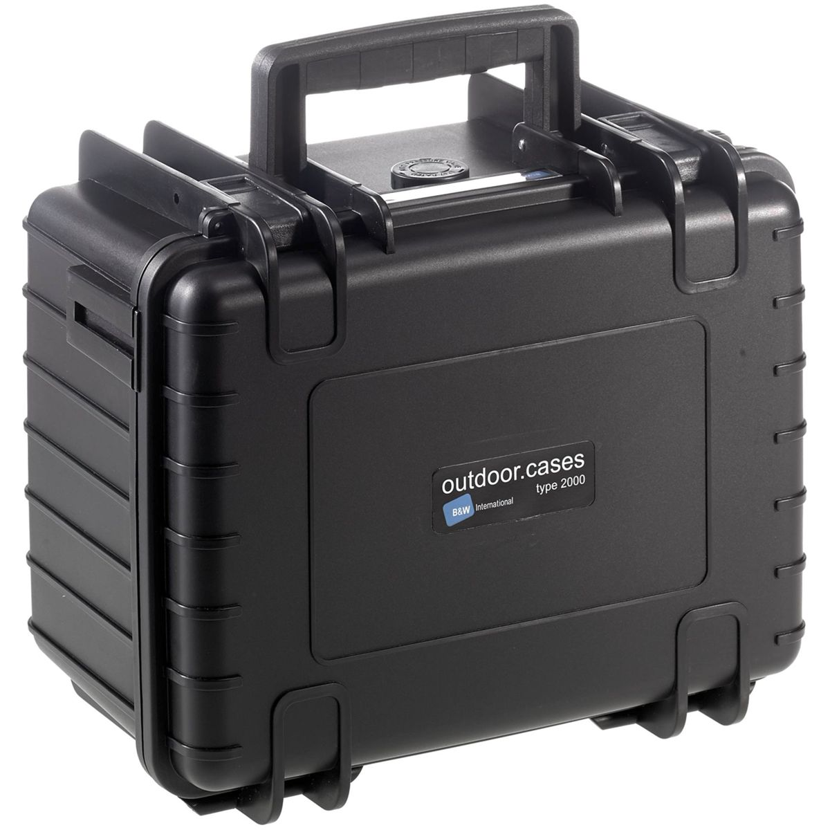 Ein schwarzer, robuster Tragekoffer mit Griff. Er hat ein Etikett mit der Aufschrift 'outdoor.cases'.
