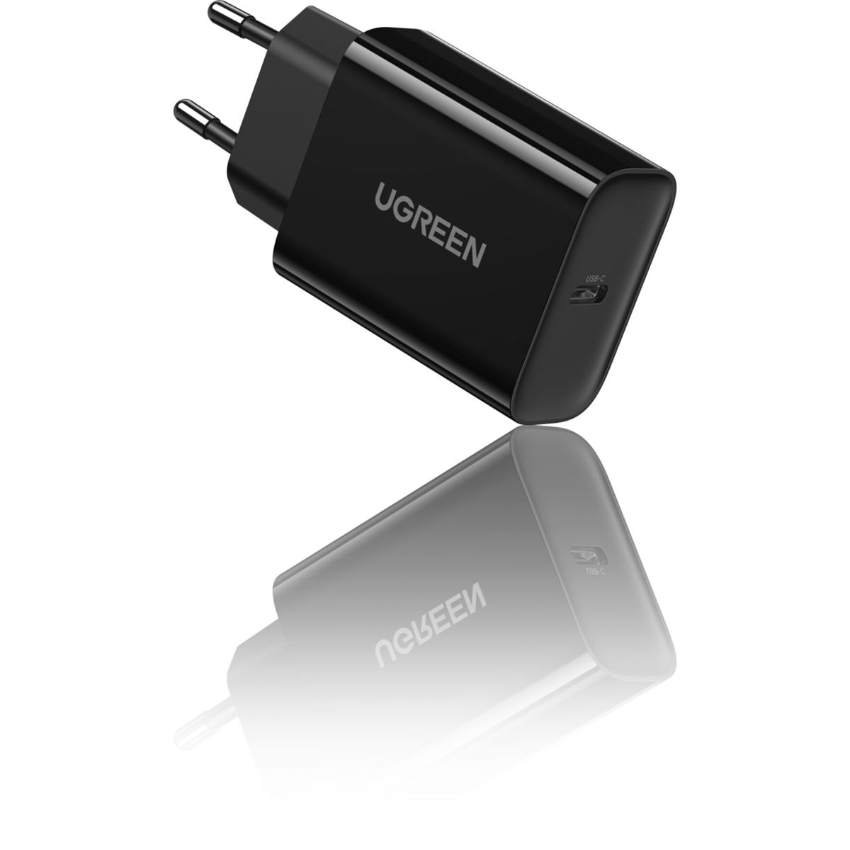 Czarna ładowarka ścienna UGREEN z dwoma bolcami. Odbicie na białej powierzchni. Port USB-C.