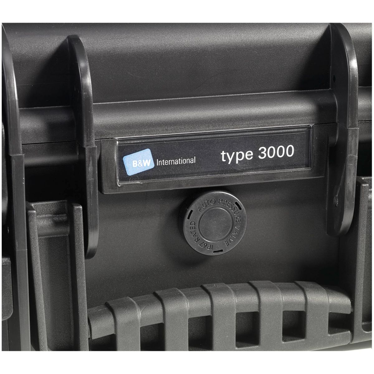 Schwarzer Koffer mit Etikett "Typ 3000" und "B&W International". Merkmale sind Verschlüsse und ein automatisches Druckventil.