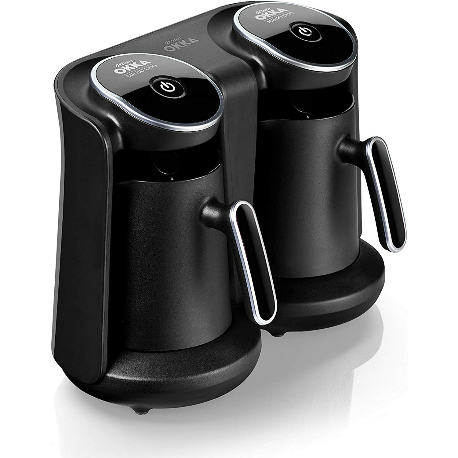 Macchina per il caffè nera con due caraffe per il caffè. La macchina è su sfondo bianco.