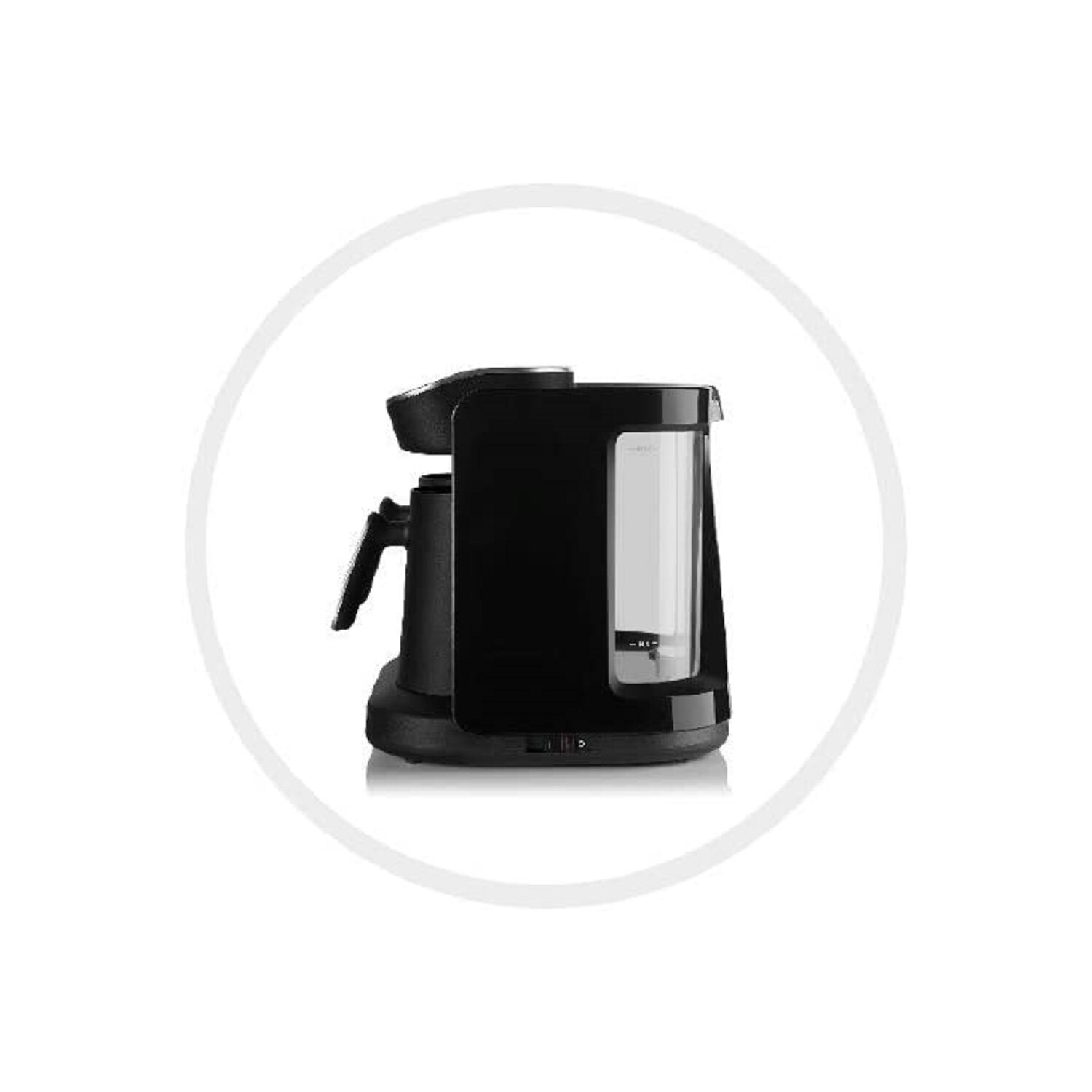 Eine schwarze Kaffeemaschine mit einem transparenten Wasserbehälter, isoliert vor einem weißen kreisförmigen Hintergrund.