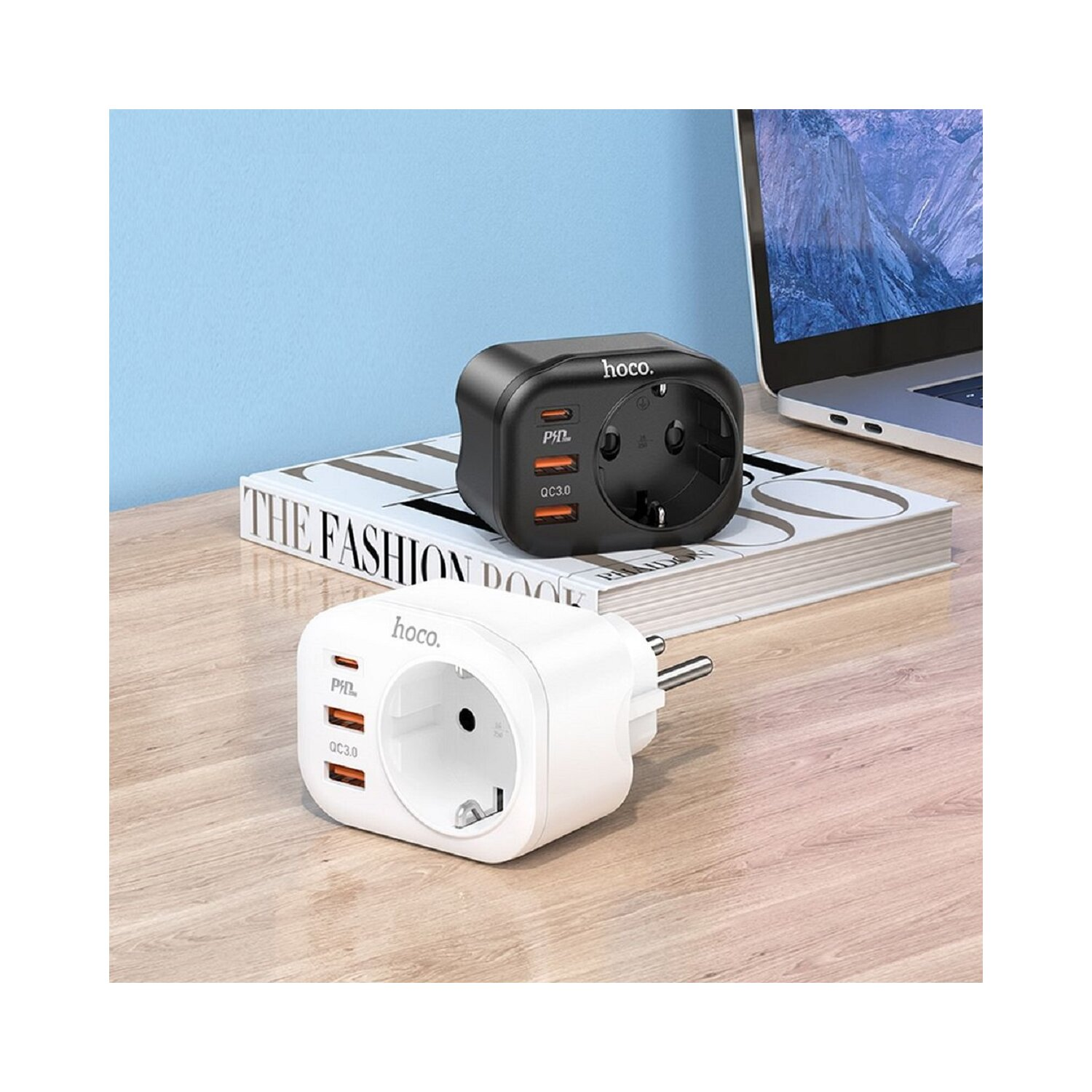 Zwei schwarz-weiße Netzadapter. Einer ist schwarz, der andere ist weiß. Weißer Hintergrund.