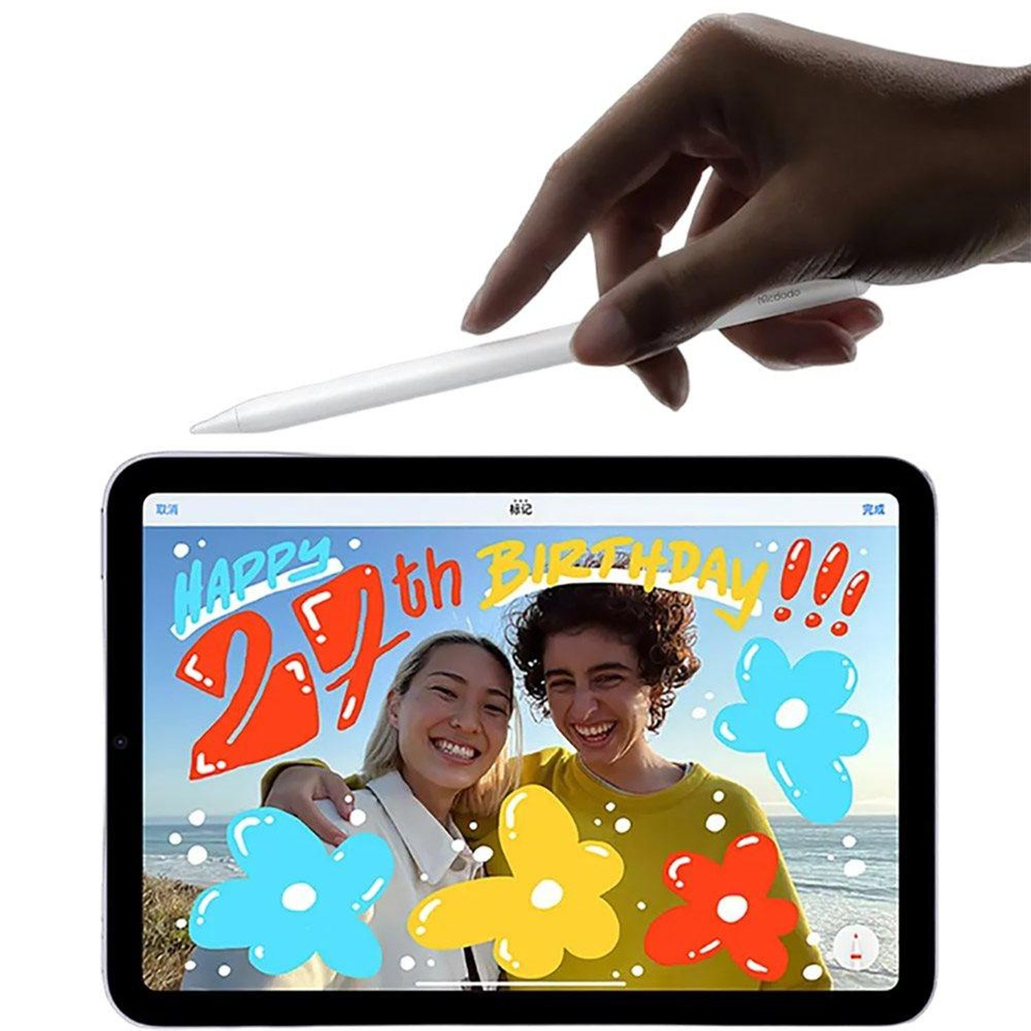 Ein iPad mit einer Geburtstagsnachricht und zwei lächelnden Personen. Eine Hand hält einen Stift.