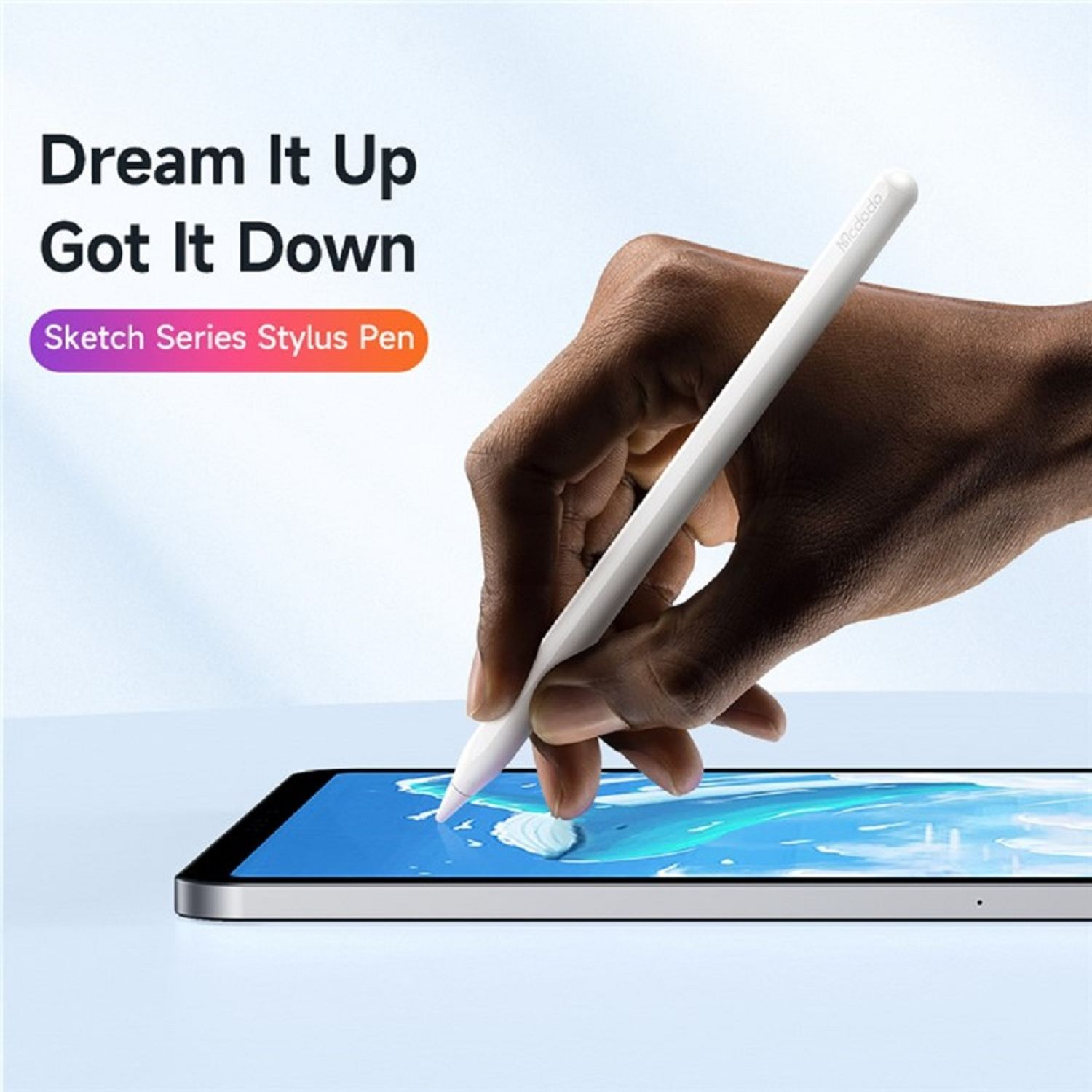 Eine Hand, die einen weißen Stylus-Stift über einem Tablet hält, mit Text.