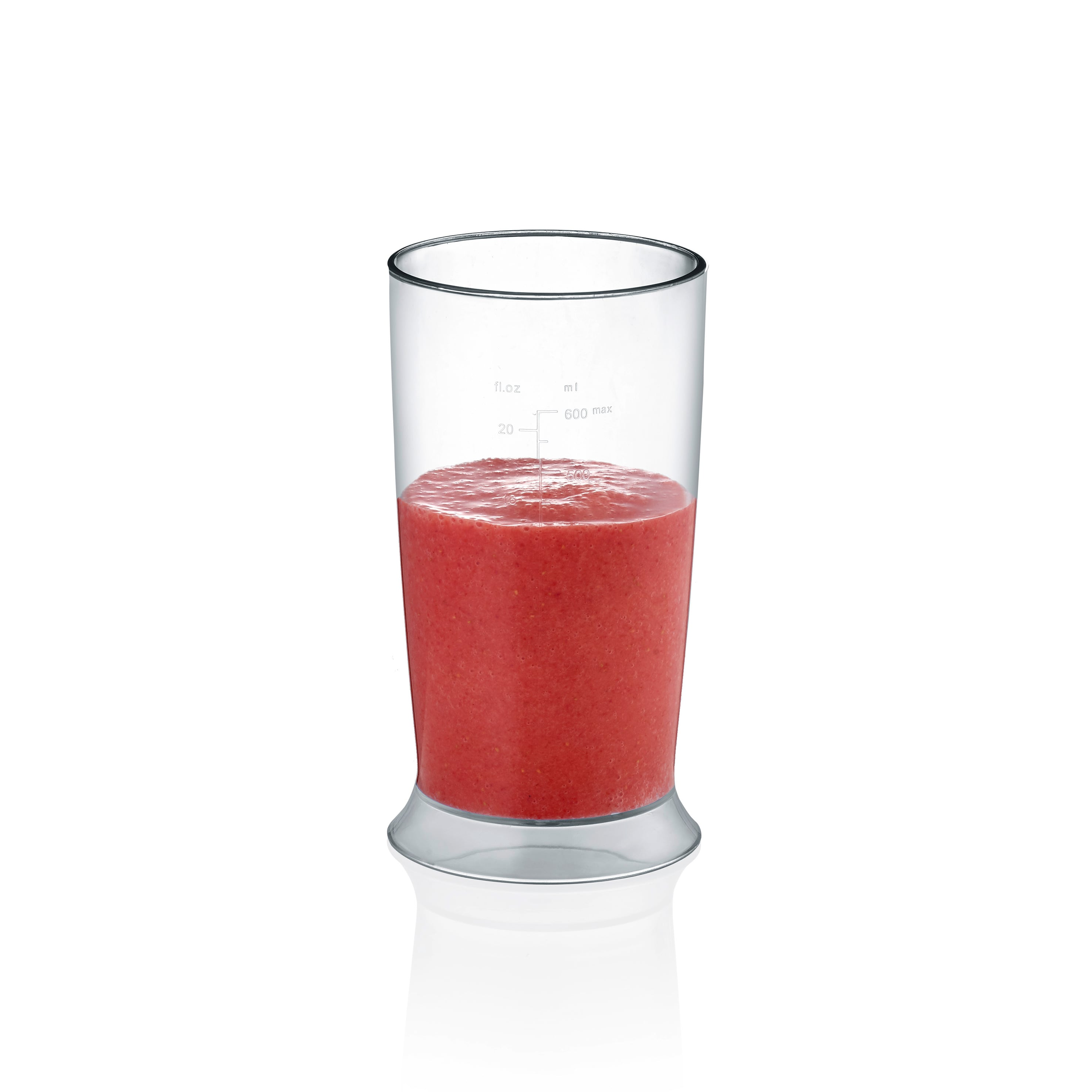 Ein klares Glas, halb gefüllt mit einem rötlich-rosa Smoothie, auf weißem Hintergrund.