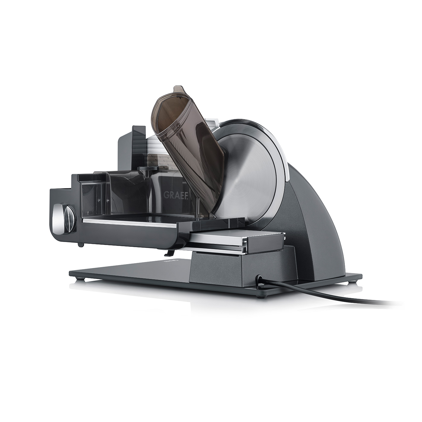 Szara krajalnica do żywności Graef na białym tle, z czarnym przewodem zasilającym.