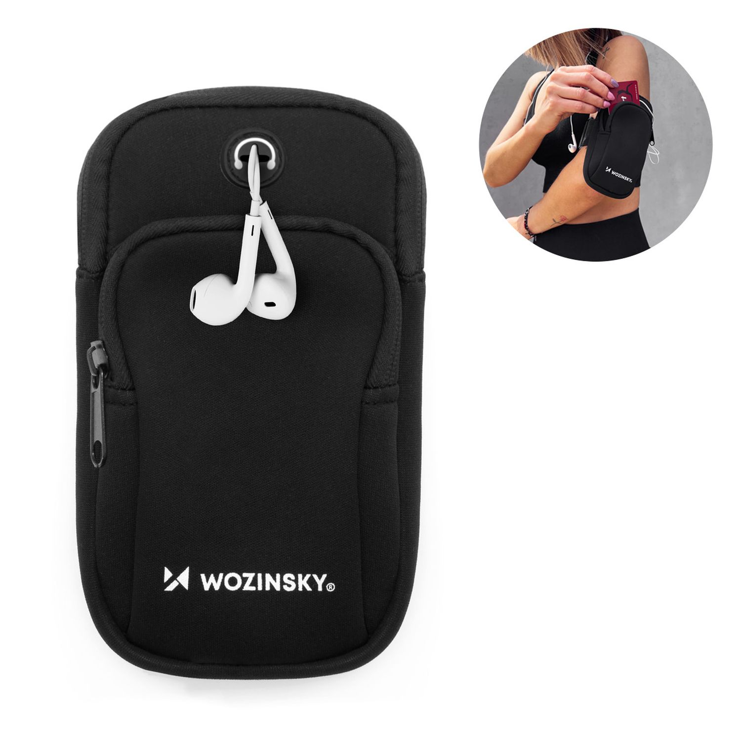 Schwarze Armbinde mit weißem Logo und weißen Ohrhörern, getragen von Frau.