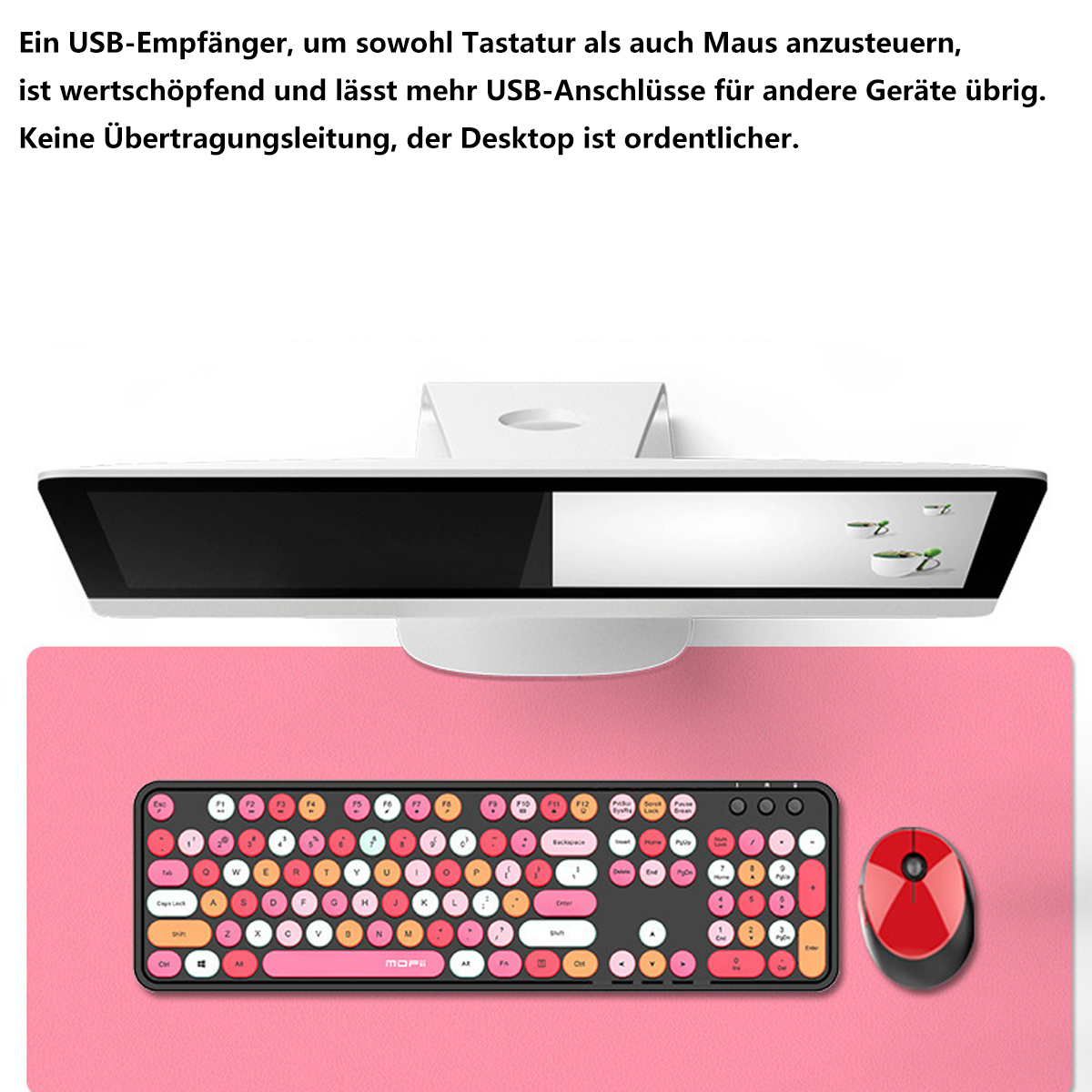 Ein Tastatur- und Maus-Set auf einem rosa Mousepad vor einem Monitor.