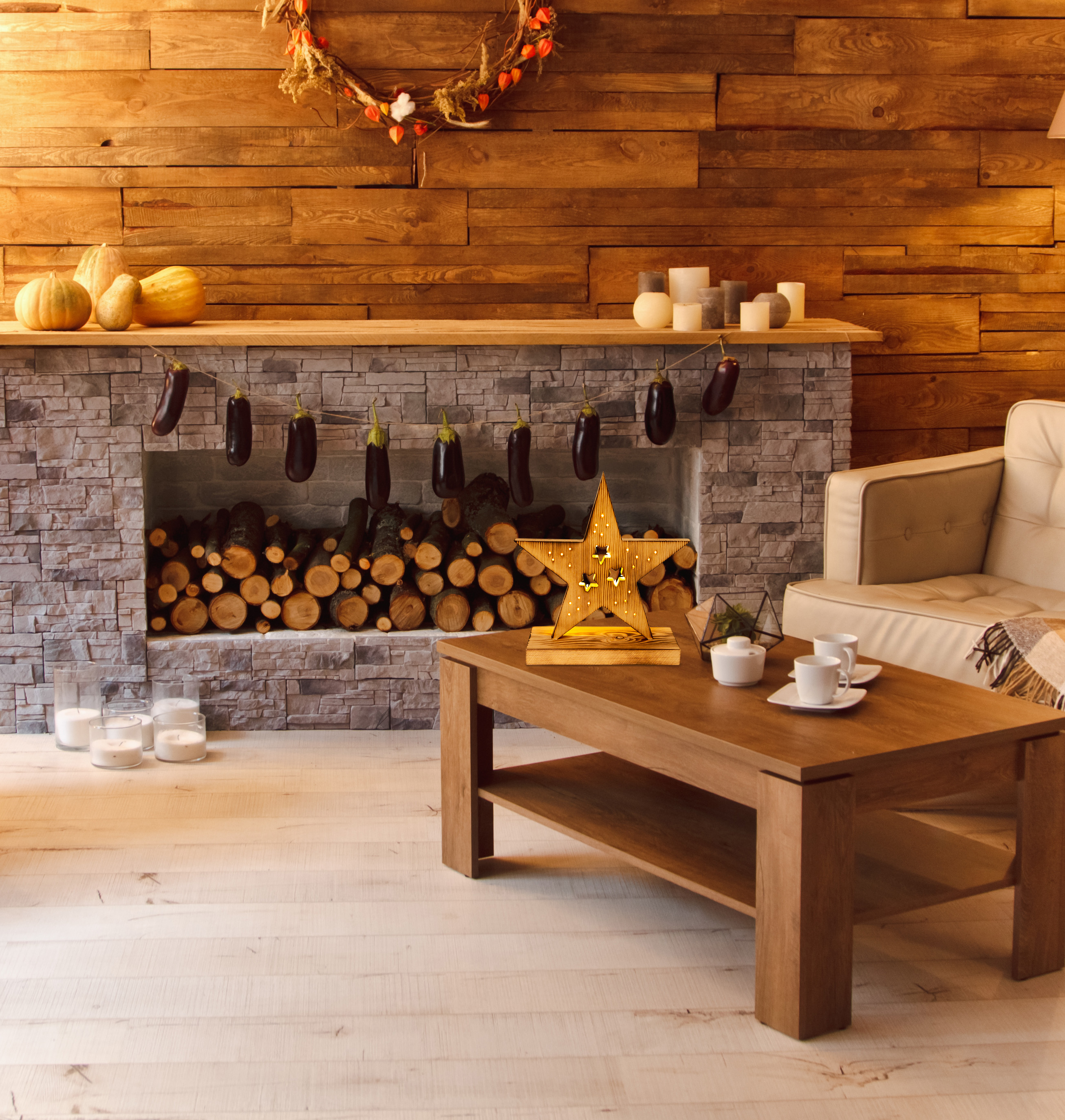 Wohnzimmer mit einem Holzkamin, einem Couchtisch mit Dekoration und einem weißen Sofa.