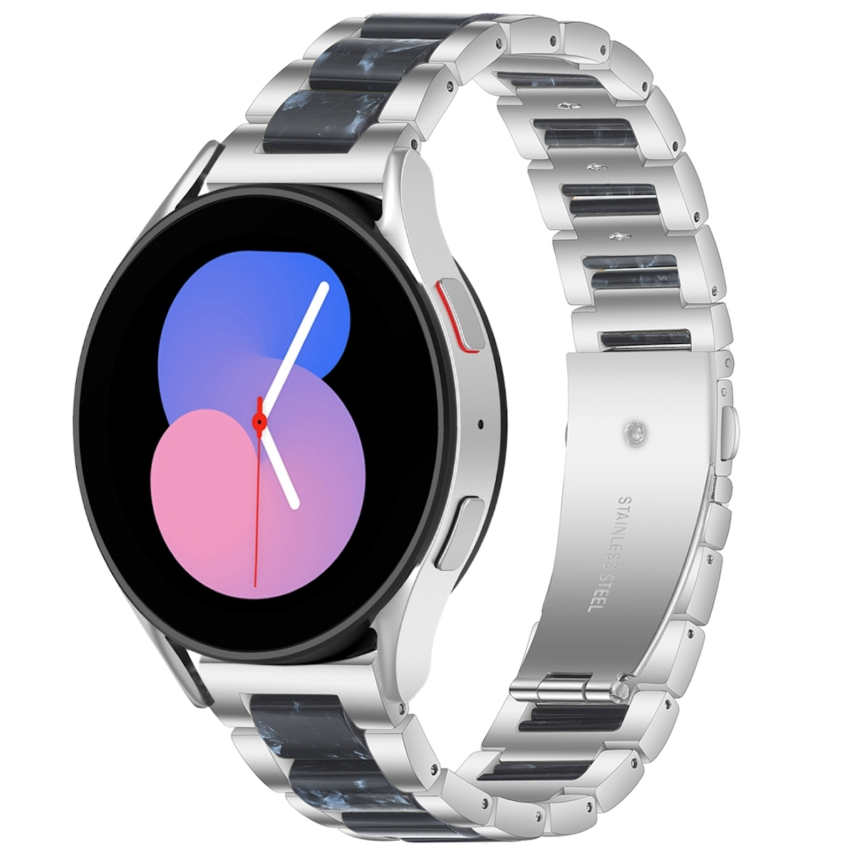 Silberne Uhr mit einem schwarz-blauen gemusterten Armband, Seitenansicht. Uhr zeigt Zifferblatt.