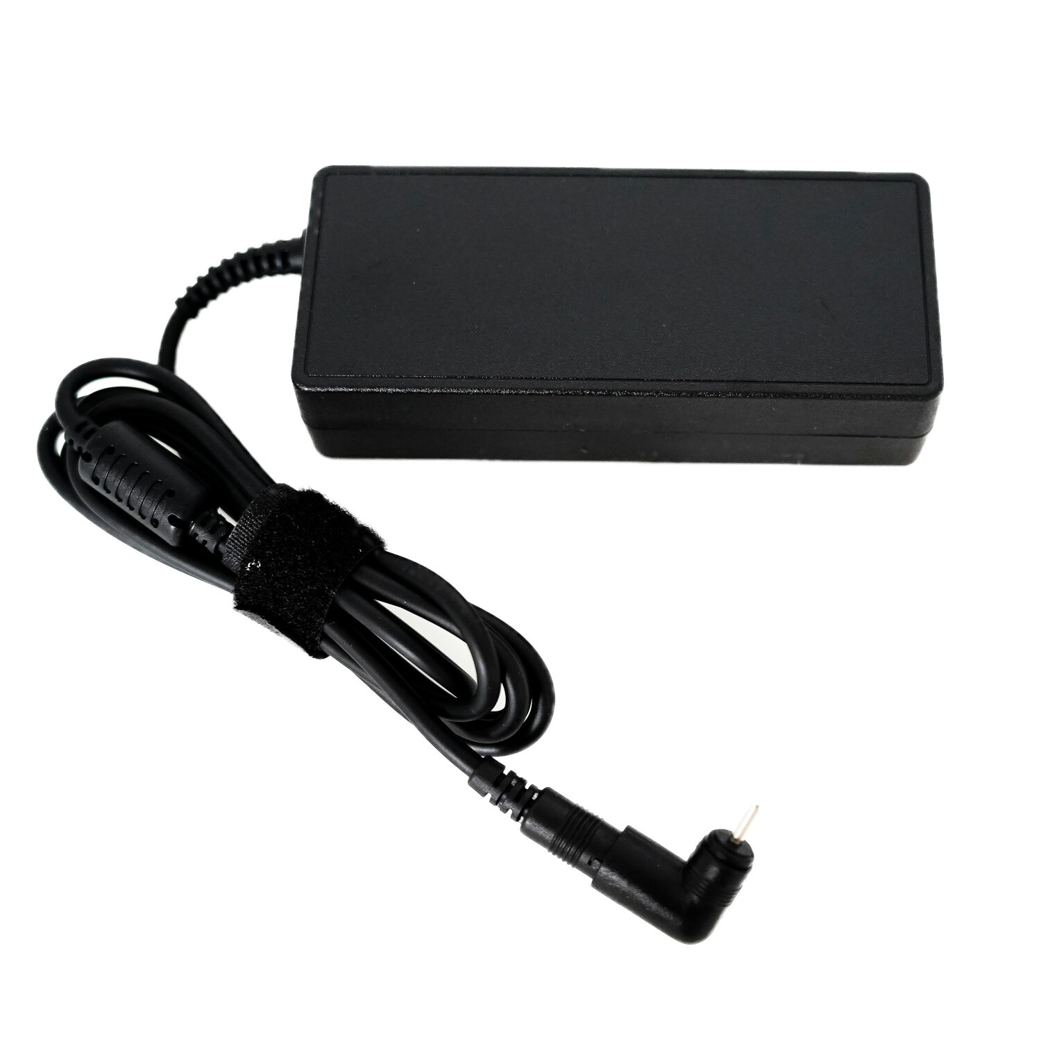 Ein schwarzes Laptop-Ladegerät mit schwarzem Kabel. Der Netzstecker ist abgewinkelt.