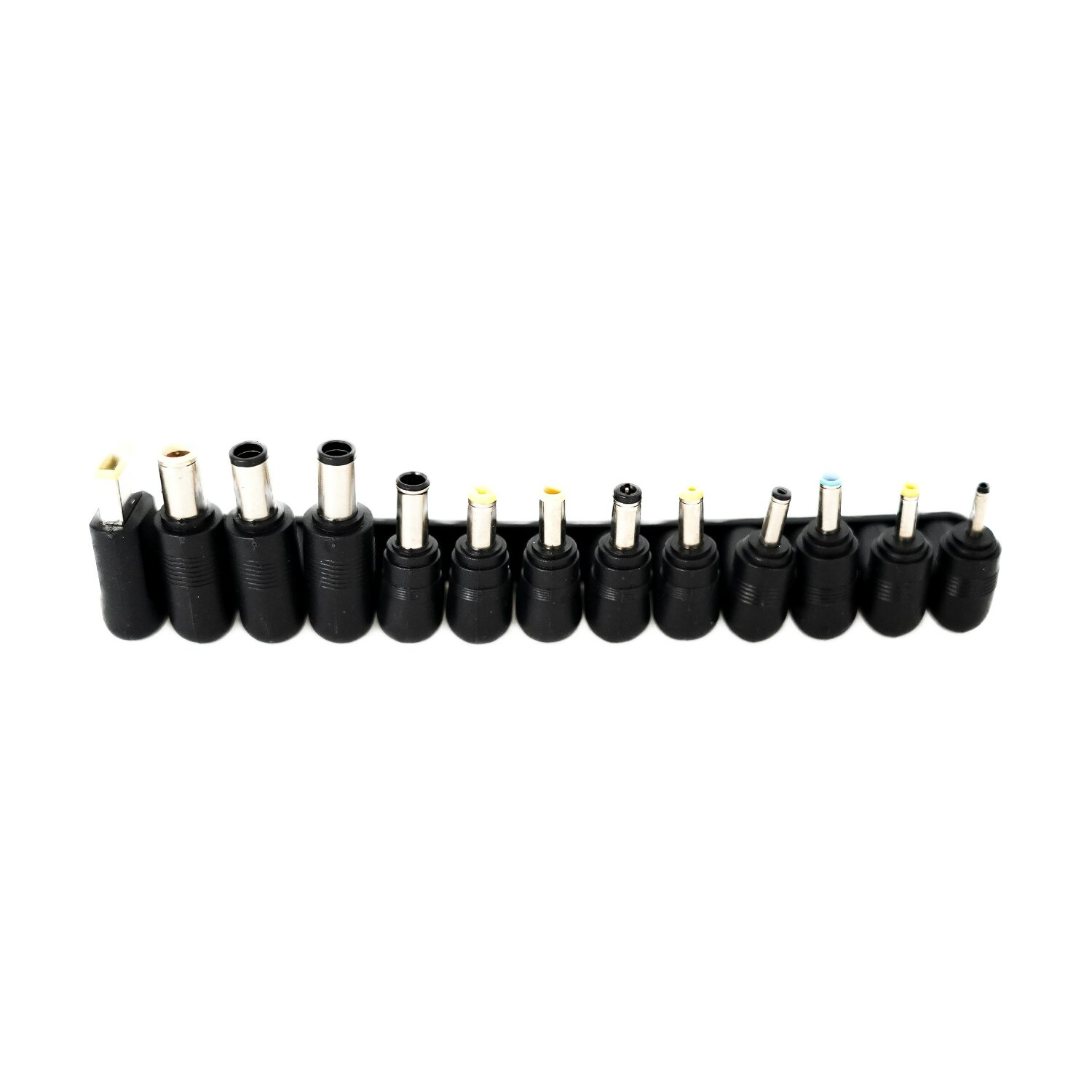 Ein Satz schwarzer DC-Netzadapterstecker. Sie sind auf weißem Hintergrund aufgereiht. Jeder hat eine andere Größe.