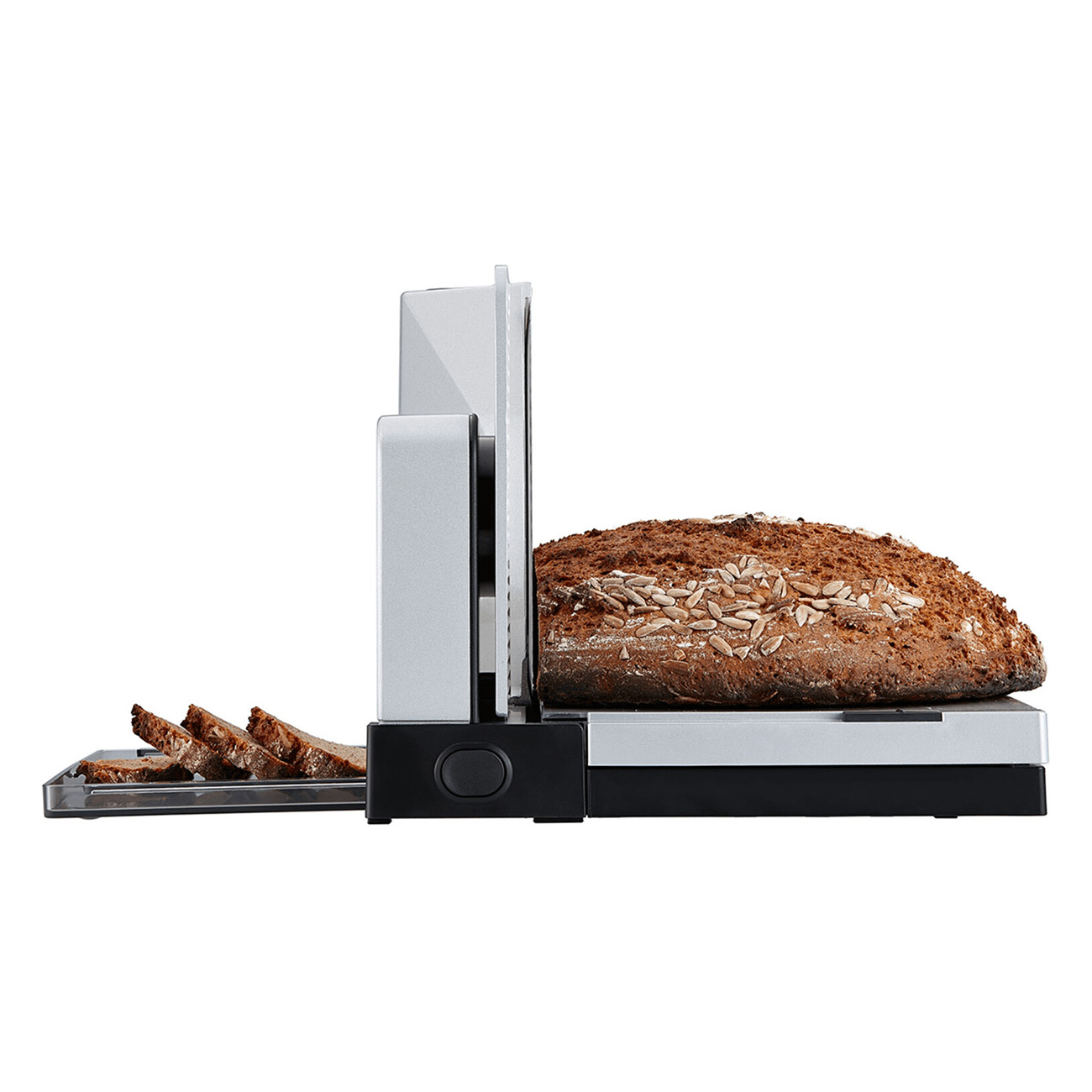 Krajalnica do chleba z bochenkiem i kromkami na tacy. Białe tło.