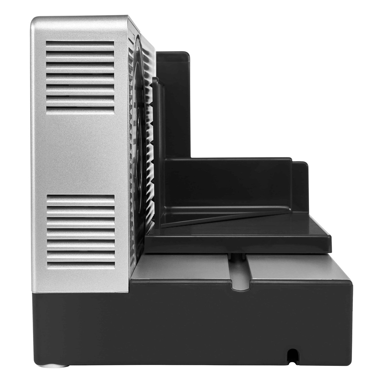 Srebrno-czarna krajalnica. Ma srebrny korpus i czarną podstawę. Widok z boku.