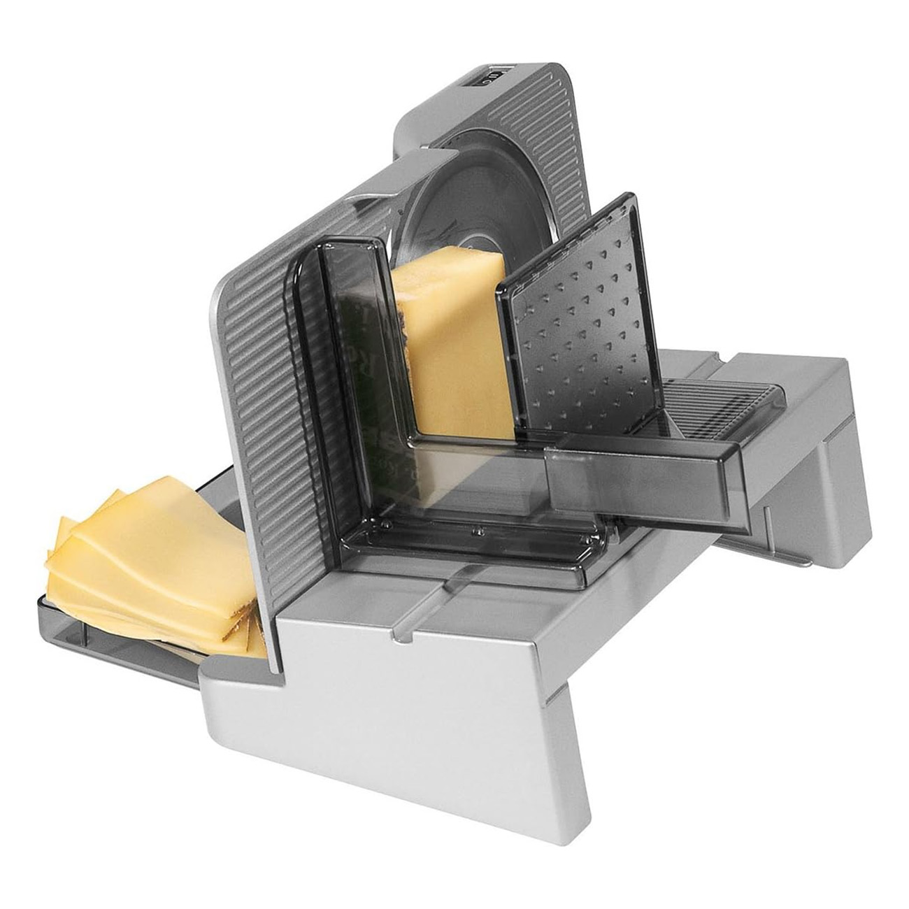 Srebrna krajalnica do sera z blokiem sera, który jest krojony. Pokrojony ser znajduje się w tacy.