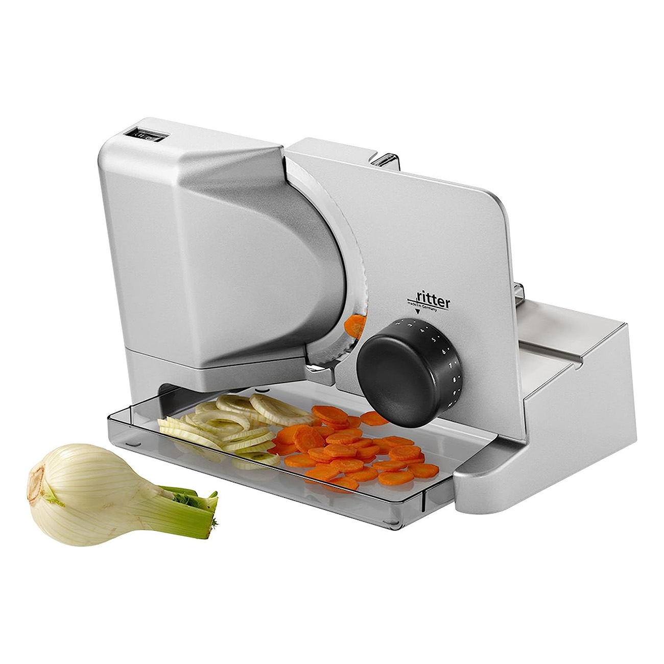 Srebrna krajalnica do żywności z pokrojoną marchewką i koprem włoskim.