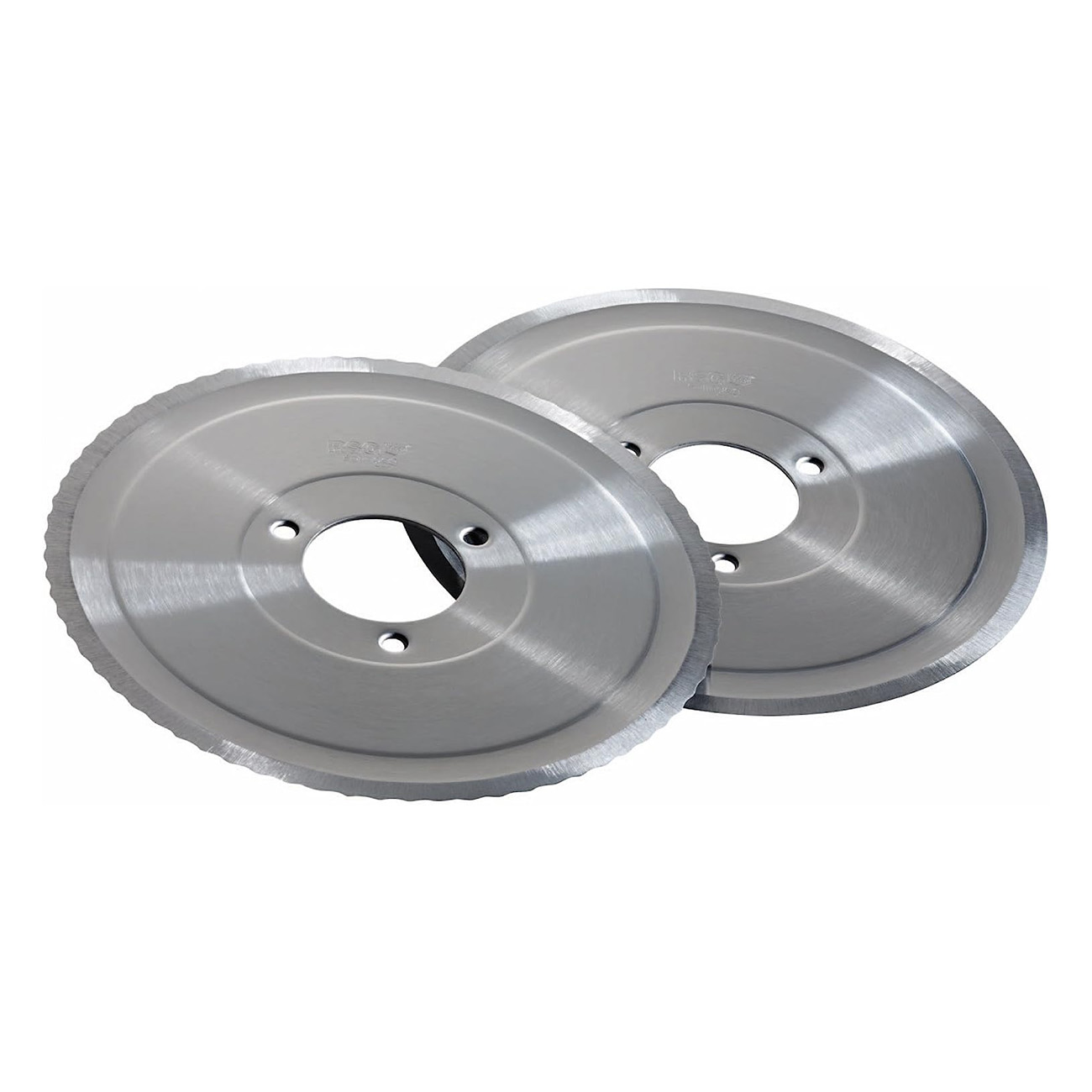 Dwa okrągłe brzeszczoty z ząbkowanymi krawędziami, błyszczącą metalową powierzchnią i centralnymi otworami.