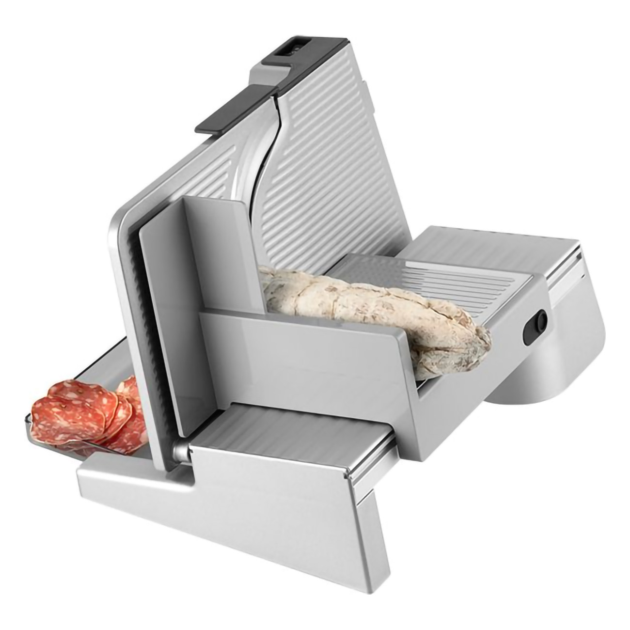 Srebrna i szara krajalnica do mięsa z salami. Pokrojone salami na tacy. Białe tło.