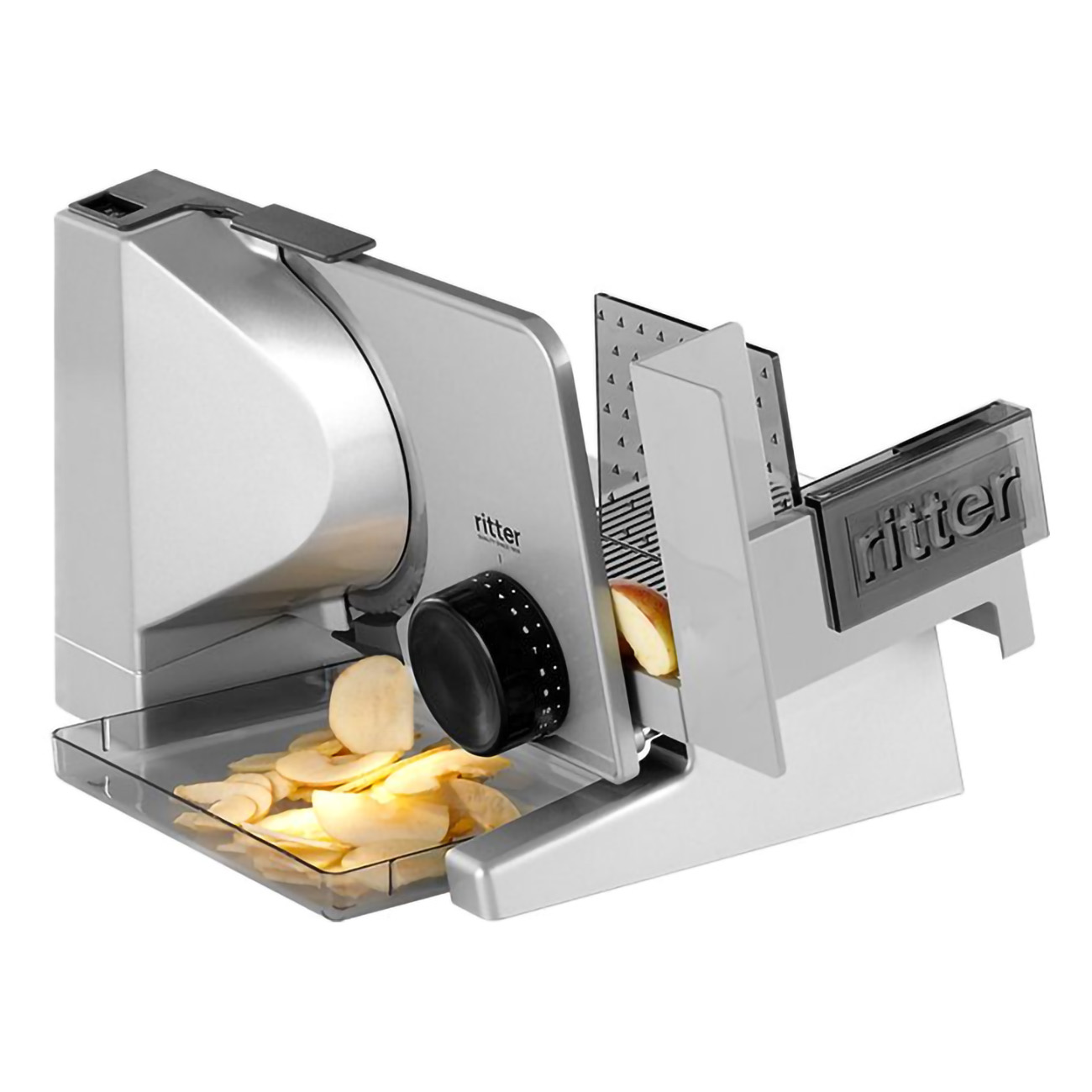 Srebrno-szara krajalnica do żywności z pokrojonymi jabłkami. Białe tło.