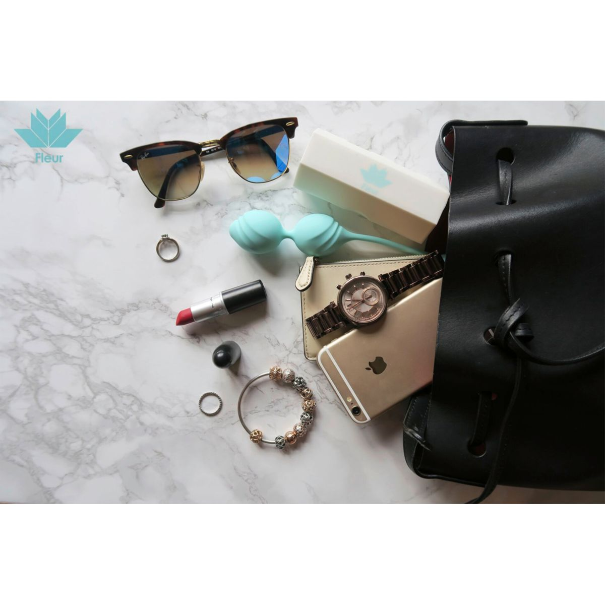 Handtasche mit Sonnenbrille, Make-up, Schmuck, Uhr und Telefon.