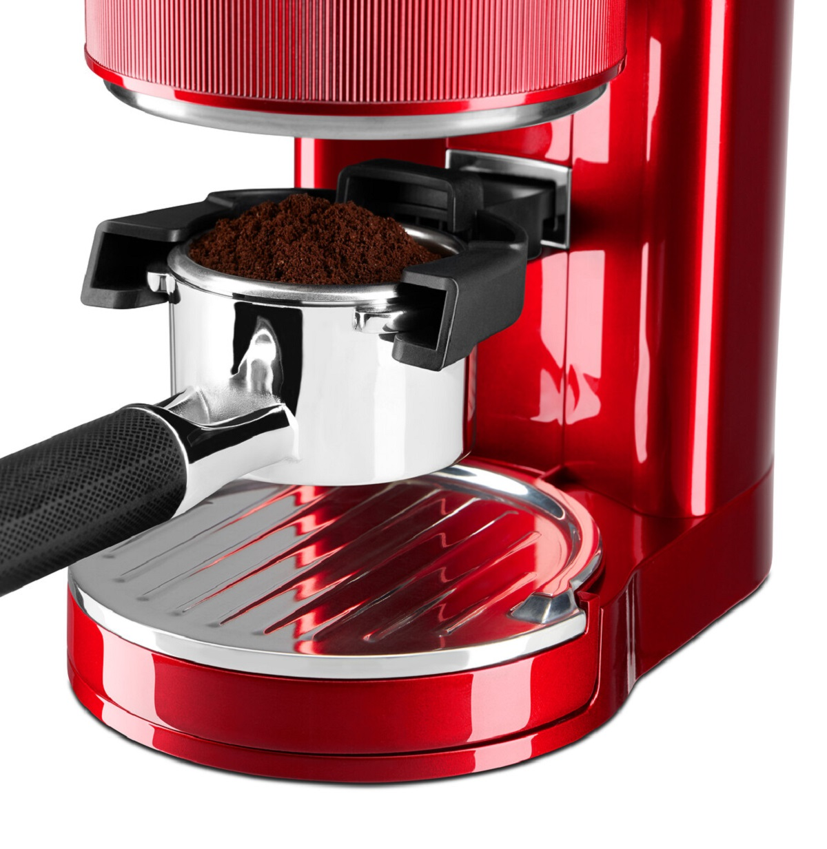 Rote Espressomaschine, silberner Siebträger mit Kaffeepulver. Glänzende Metallbasis.