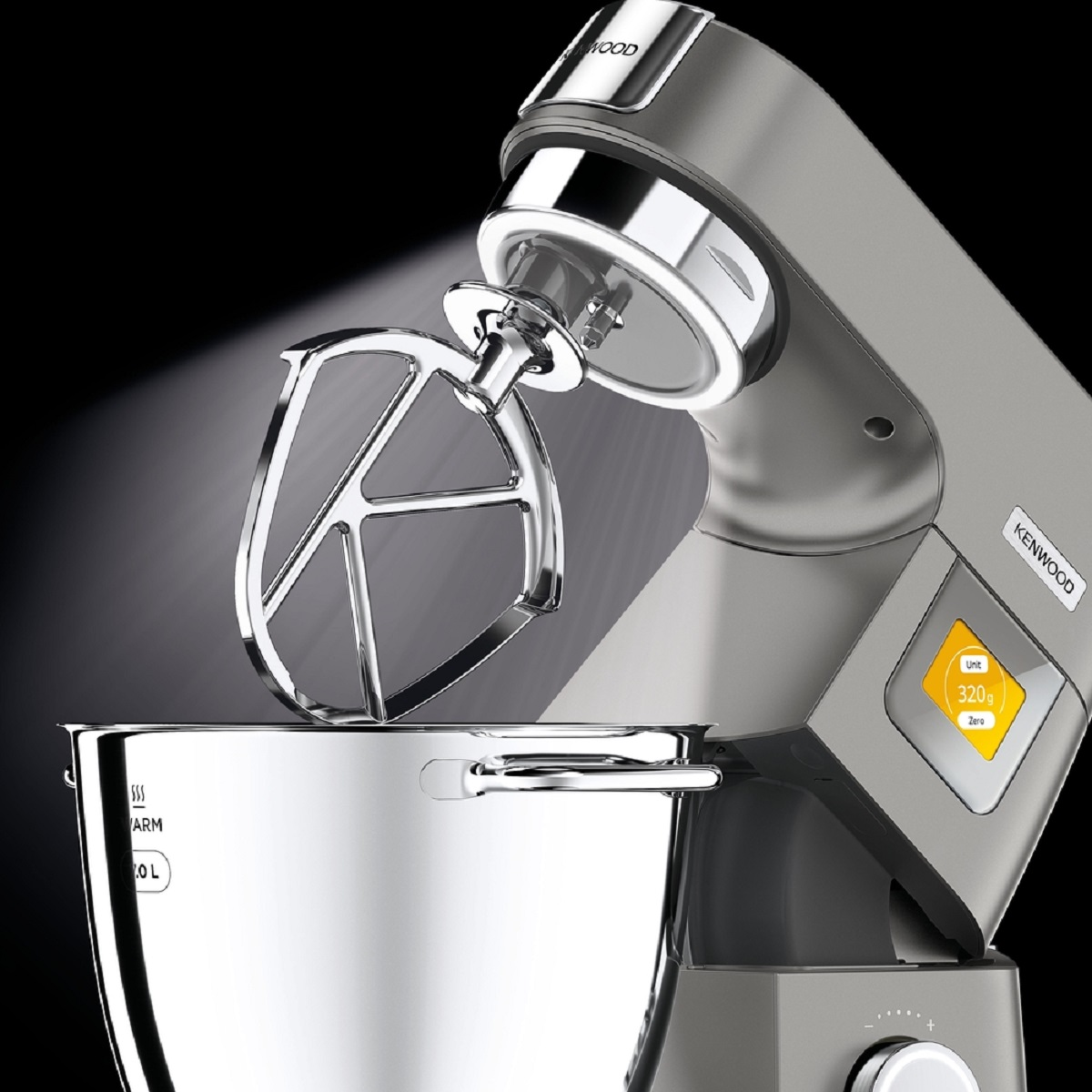 Silberner Küchenmixer mit Schüssel und Rührbesen. Ein Lichtstrahl scheint vom Mixerkopf.