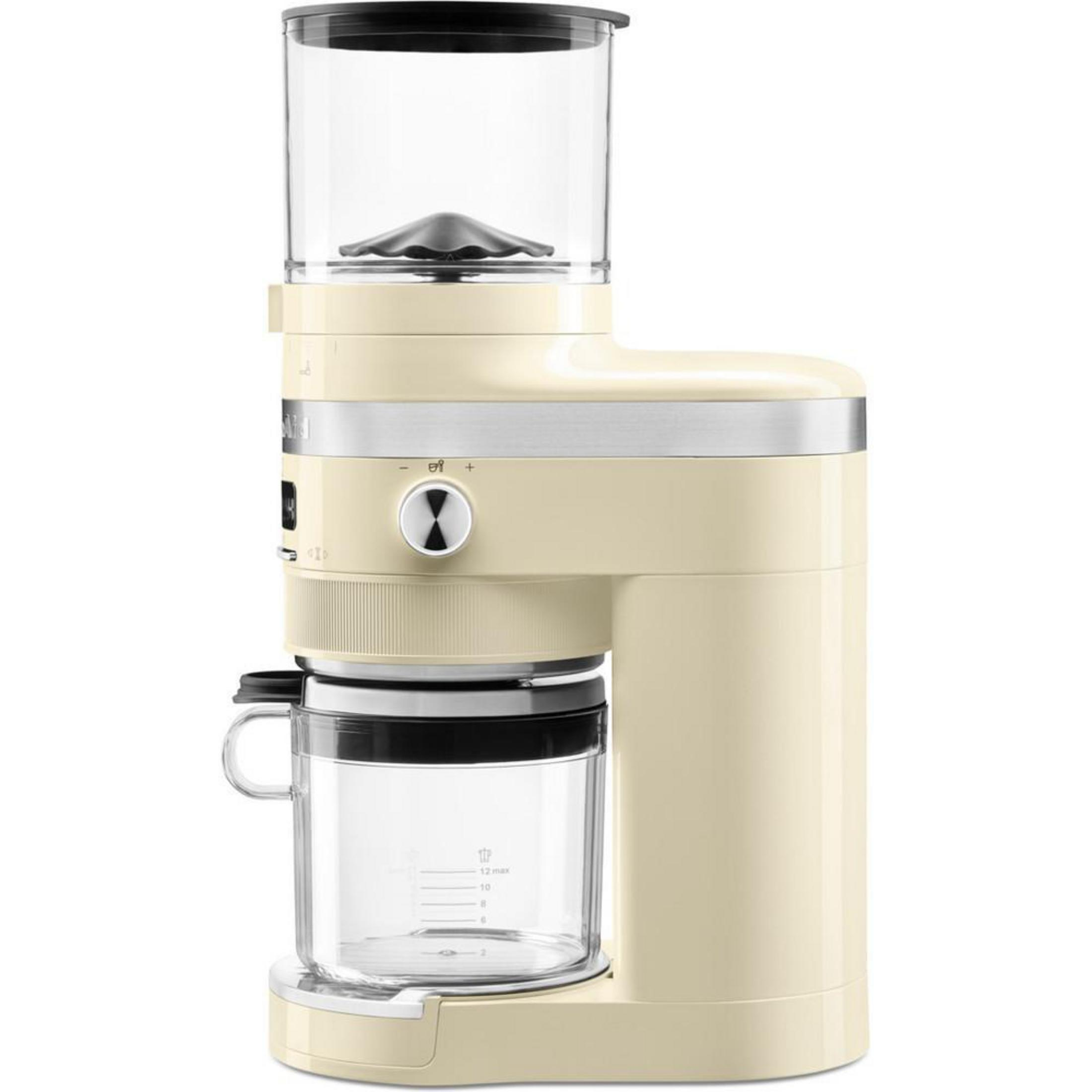 Eine cremefarbene KitchenAid Kaffeemühle. Sie hat einen transparenten Bohnenbehälter und einen Behälter für Kaffeepulver.