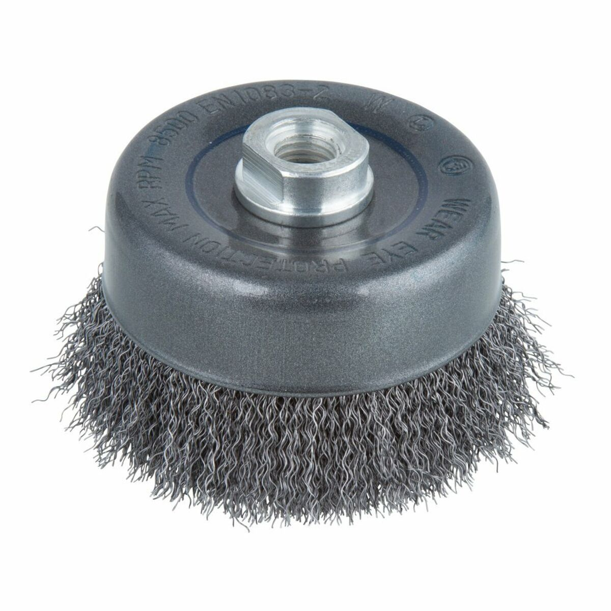 Cabezal de cepillo de alambre con cerdas metálicas. Color gris oscuro, aislado sobre blanco.