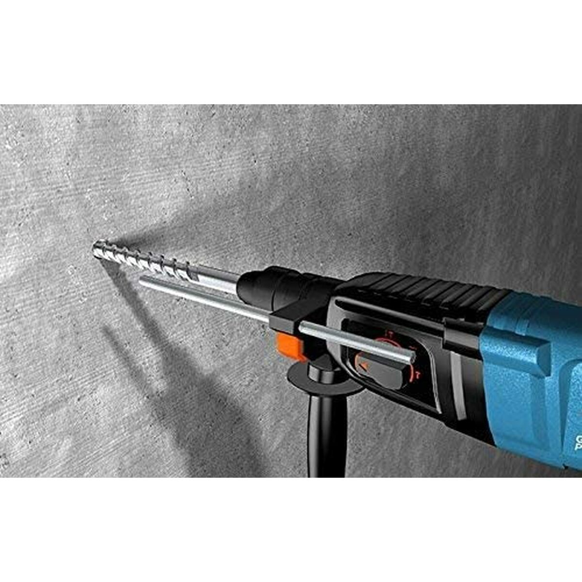 Bohrmaschine bohrt in Betonwand. Die Bohrmaschine ist blau und schwarz. Der Bohrer ist silber.