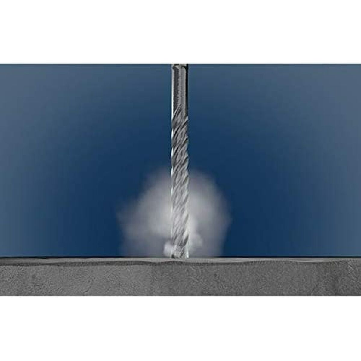 Una broca perforando una superficie gris. Sale vapor.