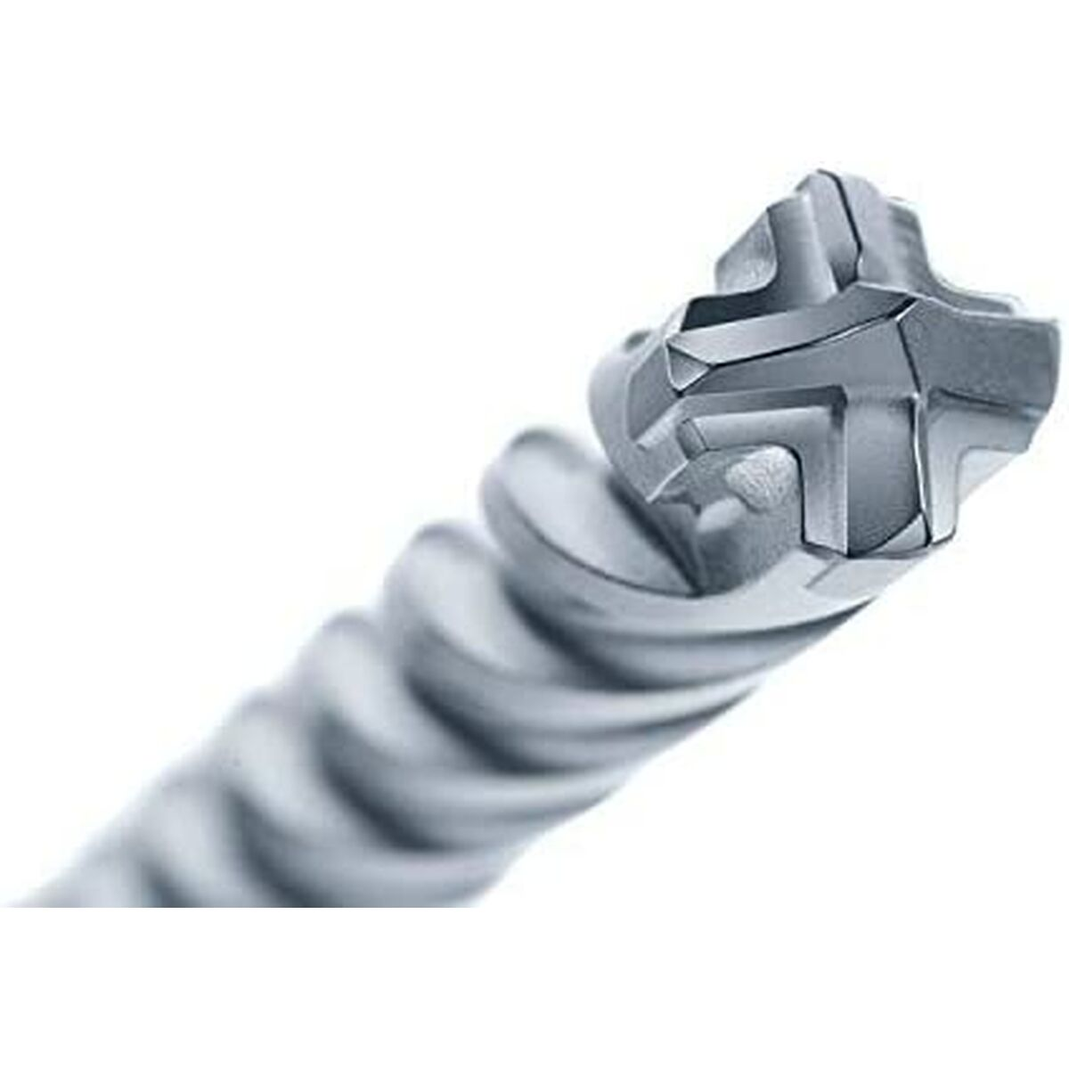 Primer plano de una broca gris con diseño en espiral, aislada sobre blanco.