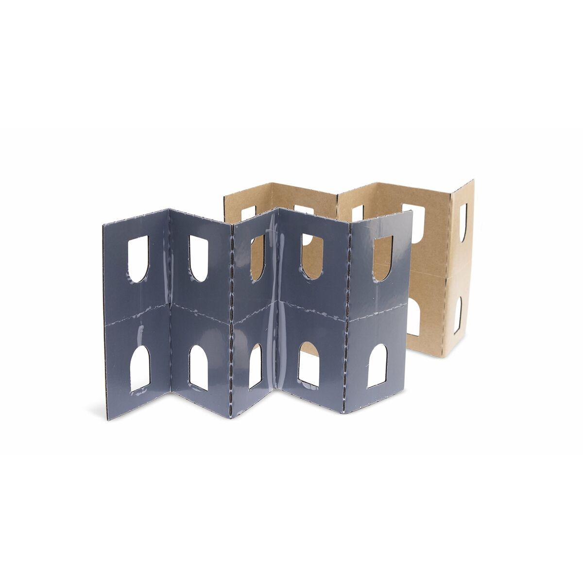 Dos estructuras de cartón plegadas, una gris oscuro y otra marrón claro, con recortes de ventanas rectangulares.