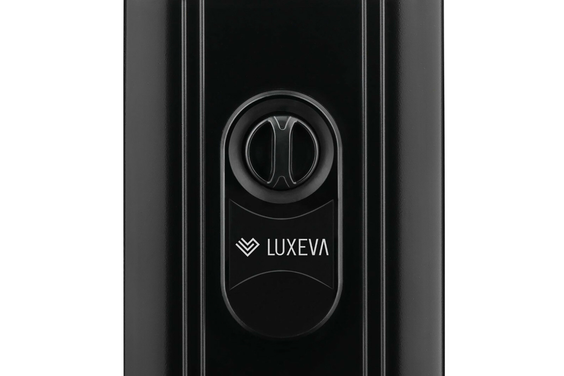 Schwarzes Bedienfeld mit kreisförmiger Steuerung. Das Panel hat ein Luxeva-Logo in der Mitte.