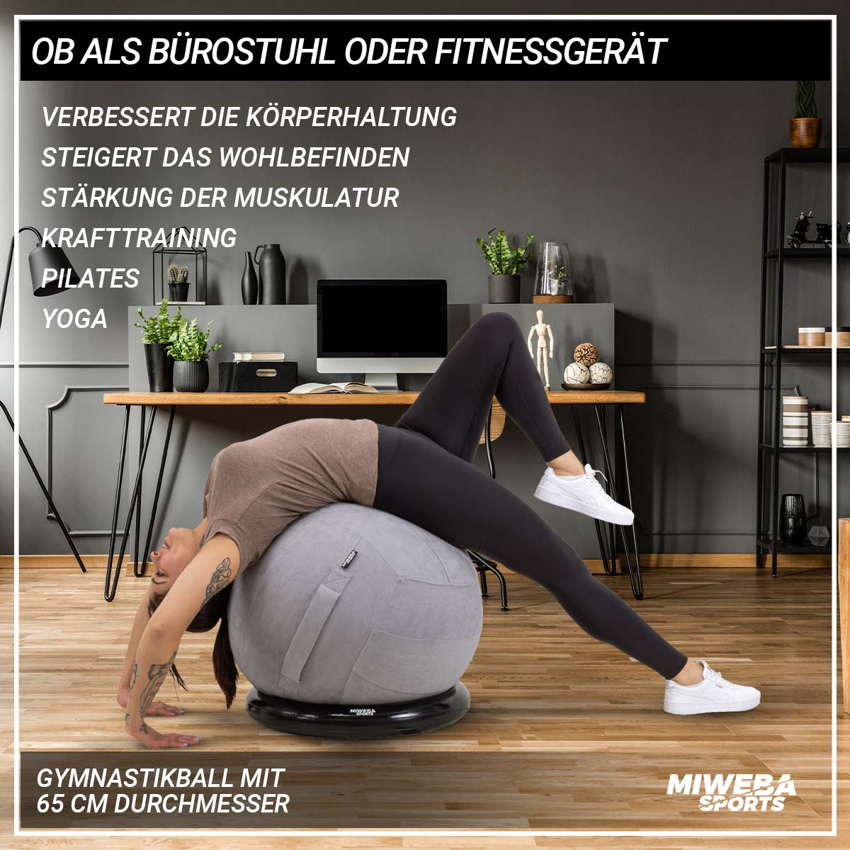 Eine Frau trainiert auf einem grauen Ball. Sie ist in einem Raum mit Schreibtisch und Pflanzen.