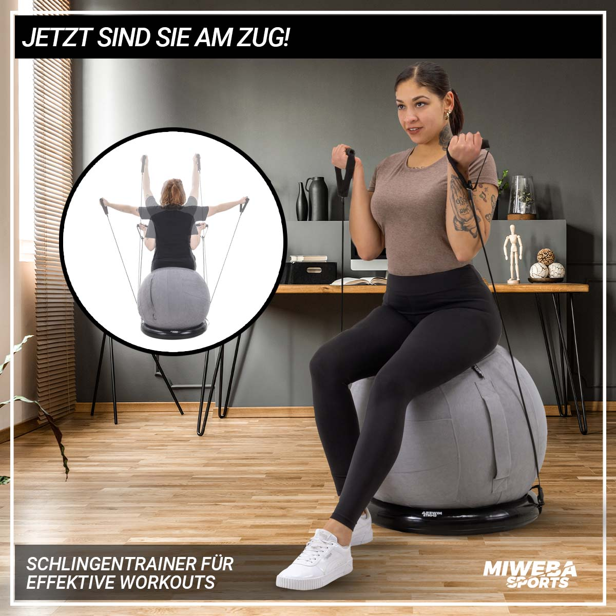 Frau trainiert auf einem Balance-Ball, mit Fitnesstrainer-Inset.
