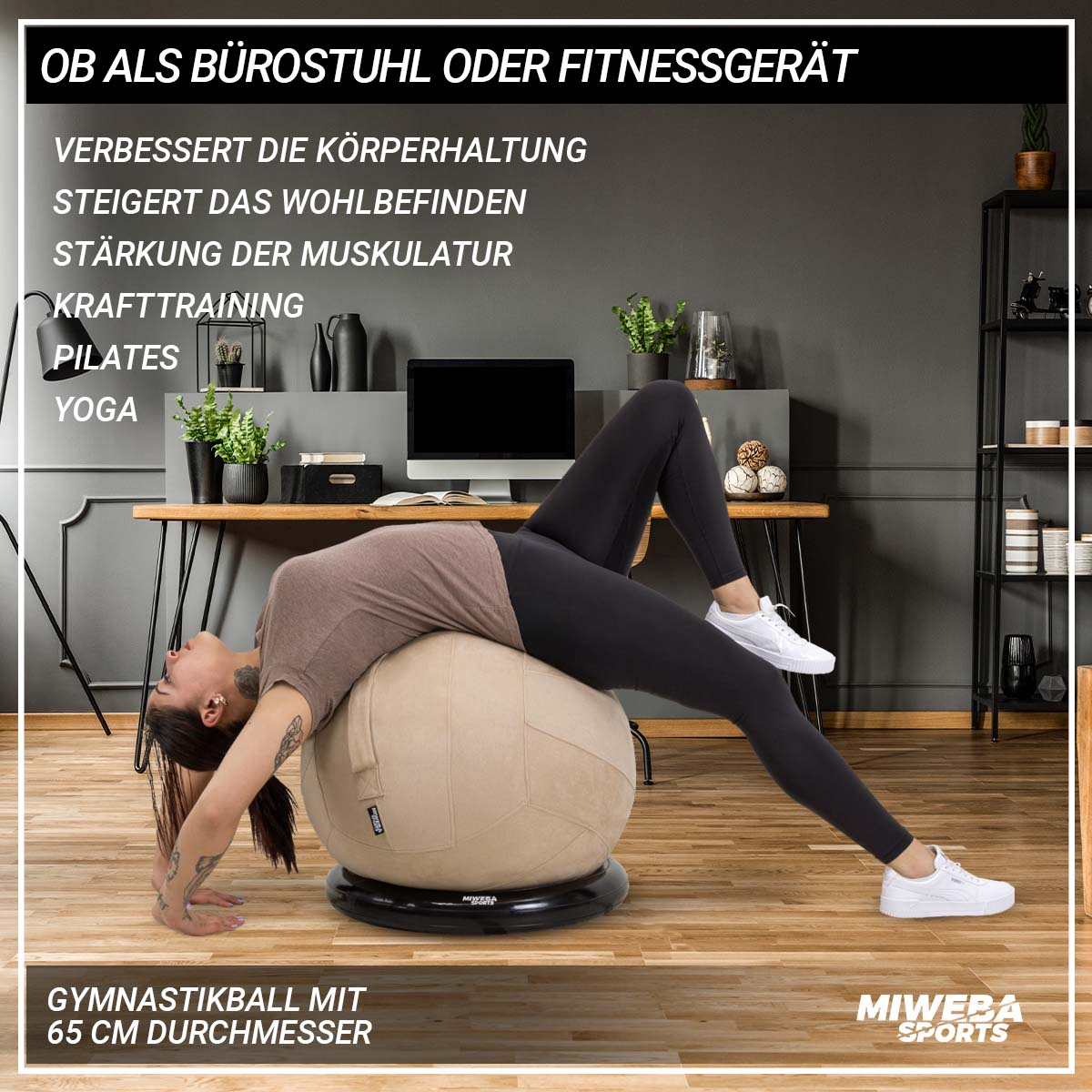 Eine Frau trainiert auf einem beigen Ball. Sie ist in einem Raum mit Schreibtisch und Pflanzen.